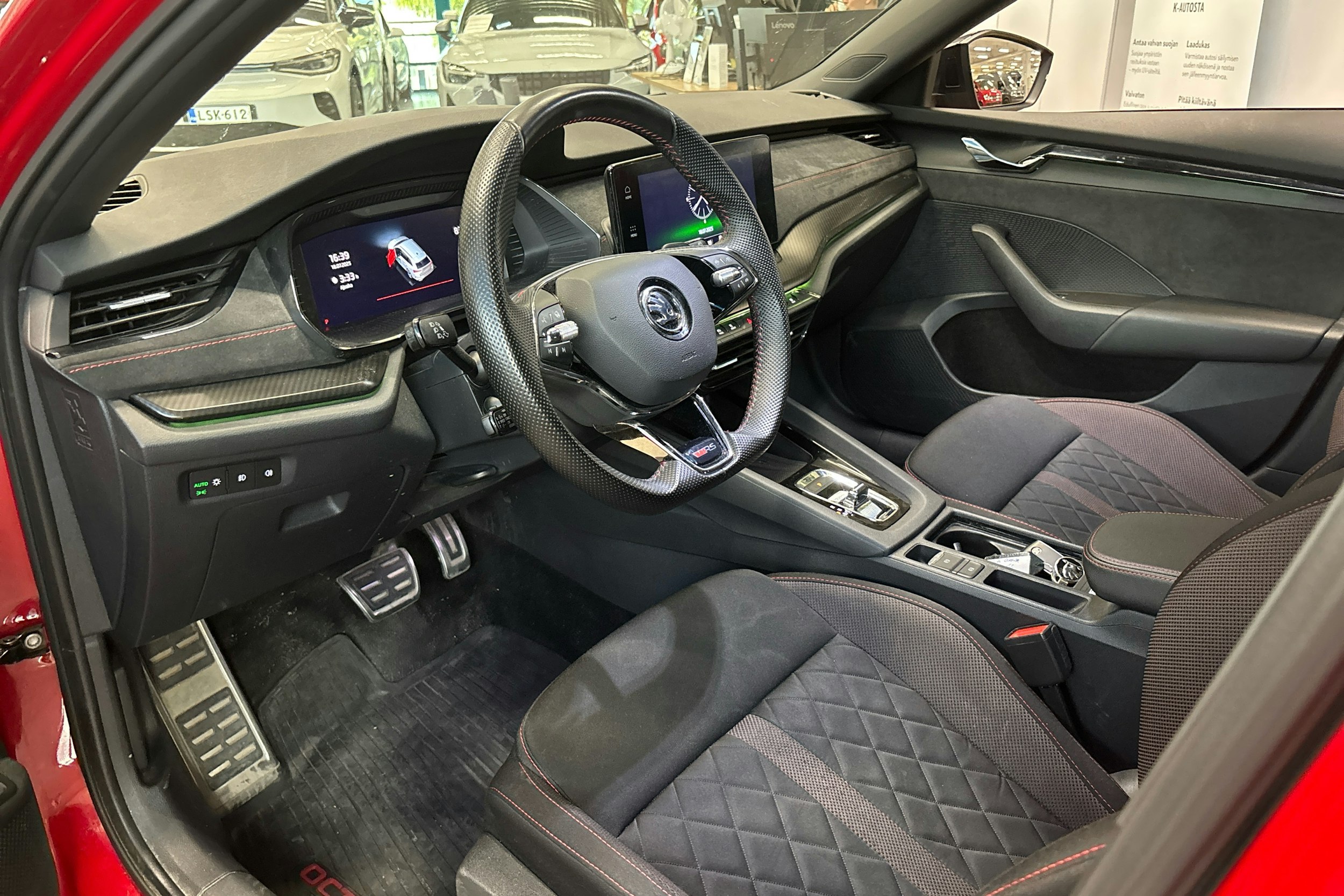 punainen Skoda Octavia 2021 kuva 3.