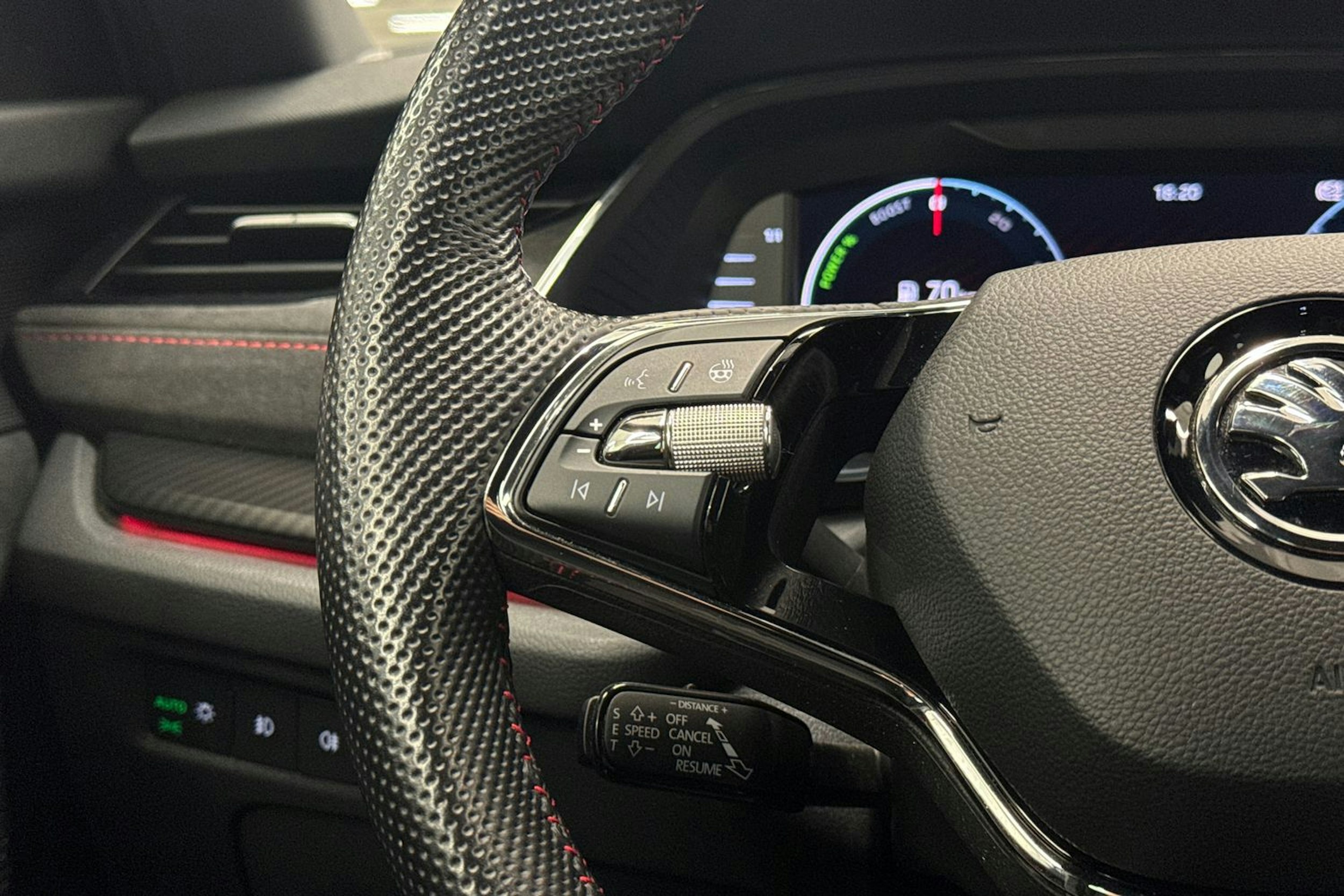 Harmaa Skoda OCTAVIA 2021 kuva 13.