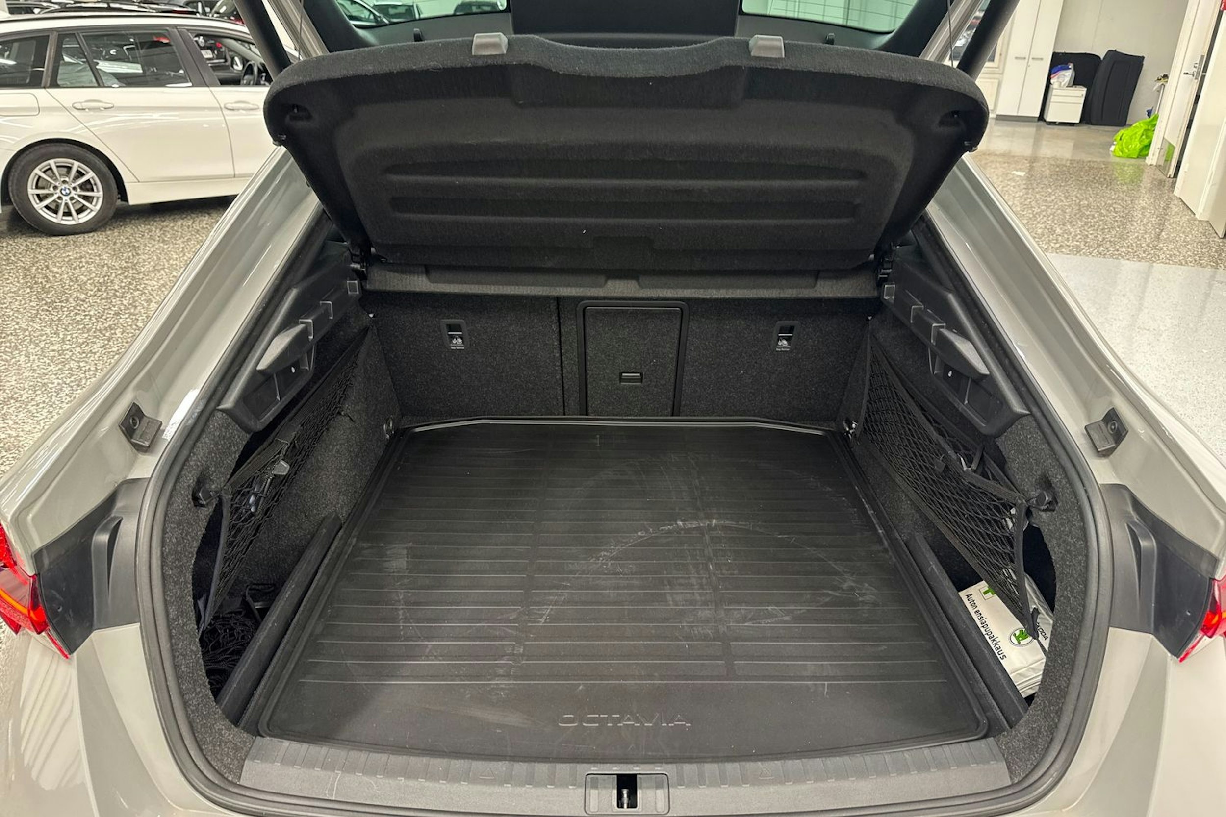 Harmaa Skoda OCTAVIA 2021 kuva 33.