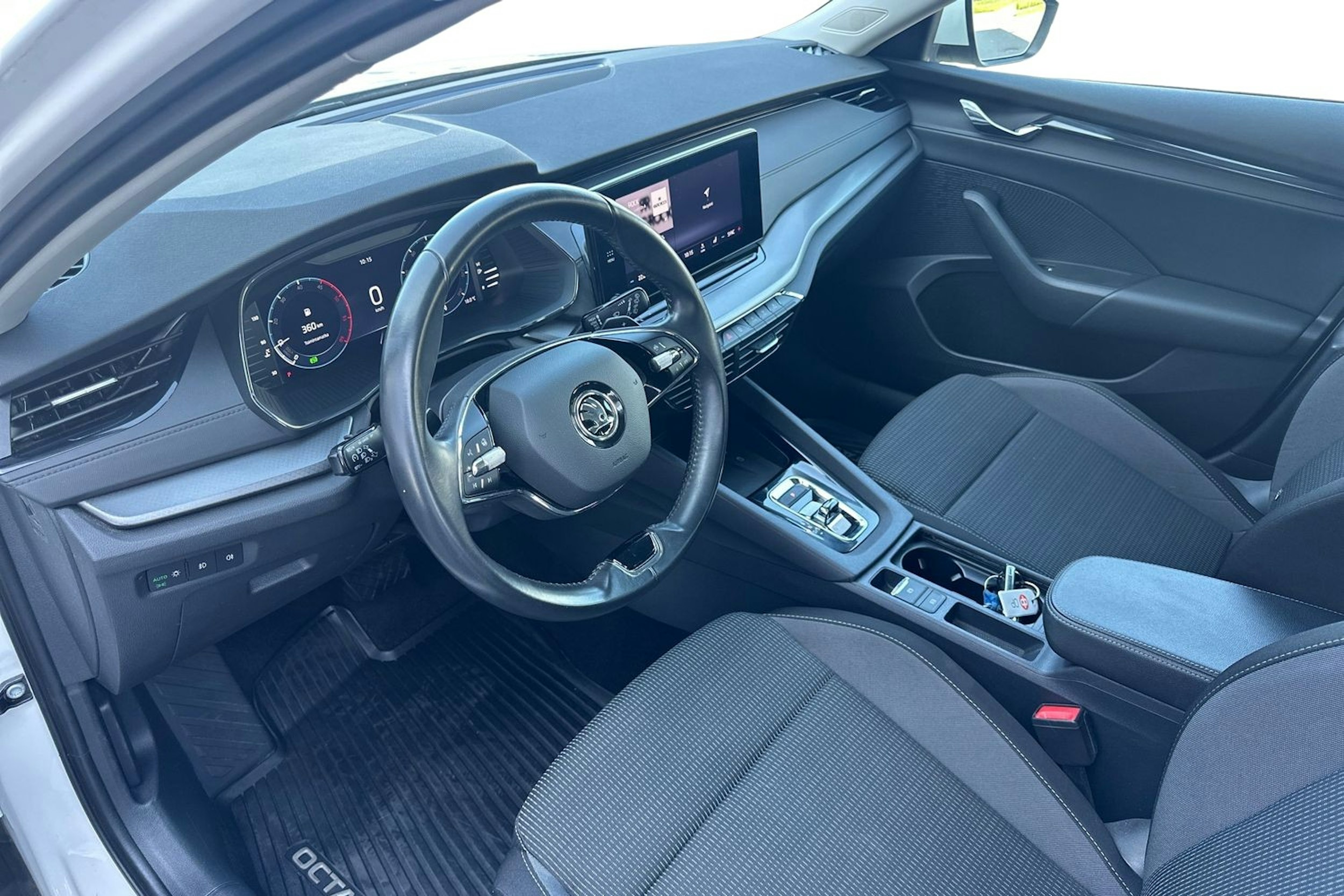 Valkoinen Skoda OCTAVIA 2021 kuva 7.