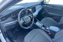 Valkoinen Skoda OCTAVIA 2021 kuva 7.