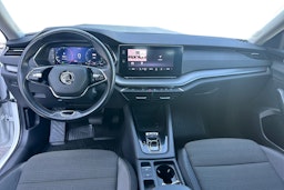 Valkoinen Skoda OCTAVIA 2021 kuva 9.