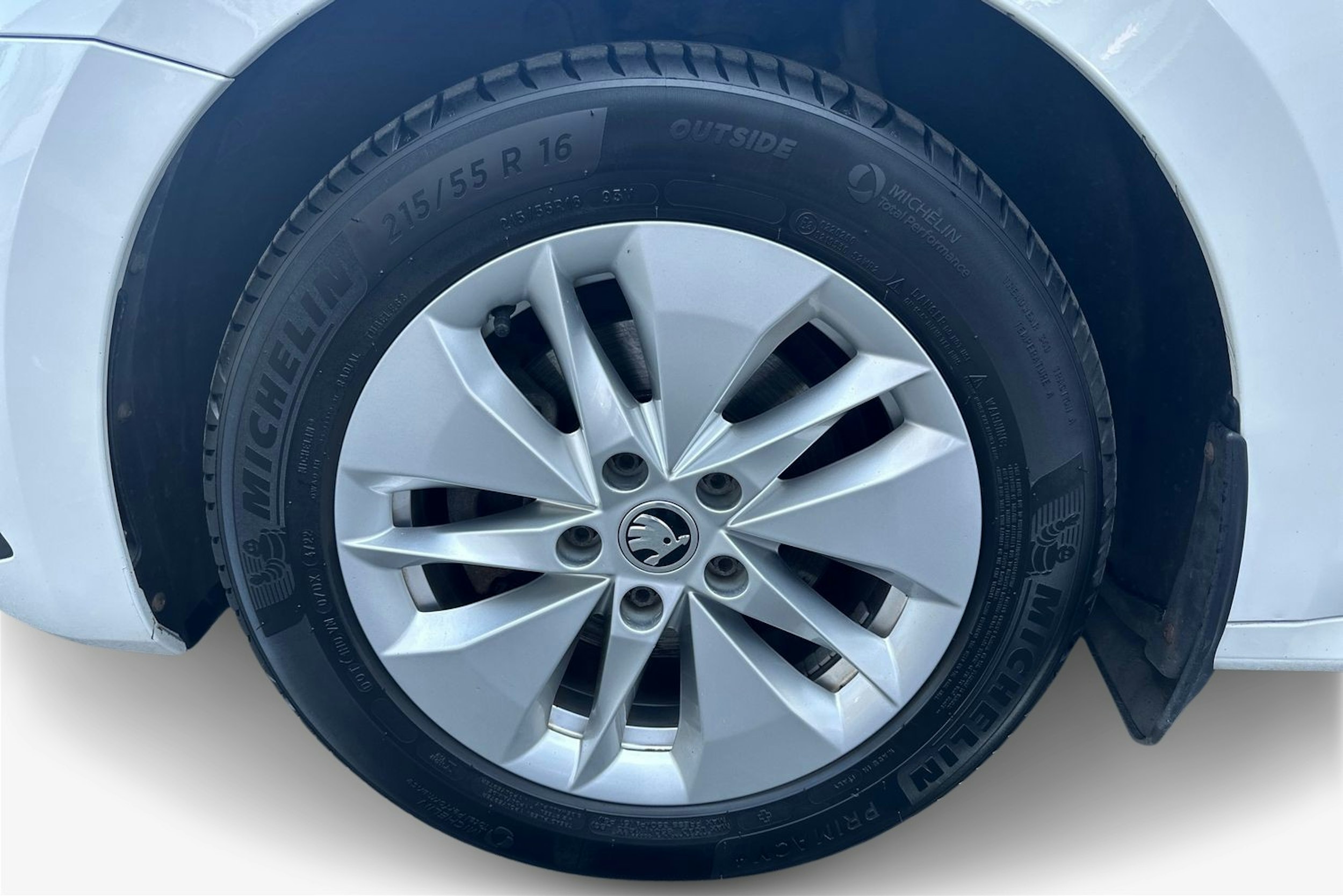 Valkoinen Skoda OCTAVIA 2021 kuva 11.