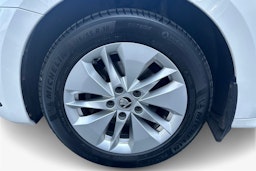 Valkoinen Skoda OCTAVIA 2021 kuva 11.
