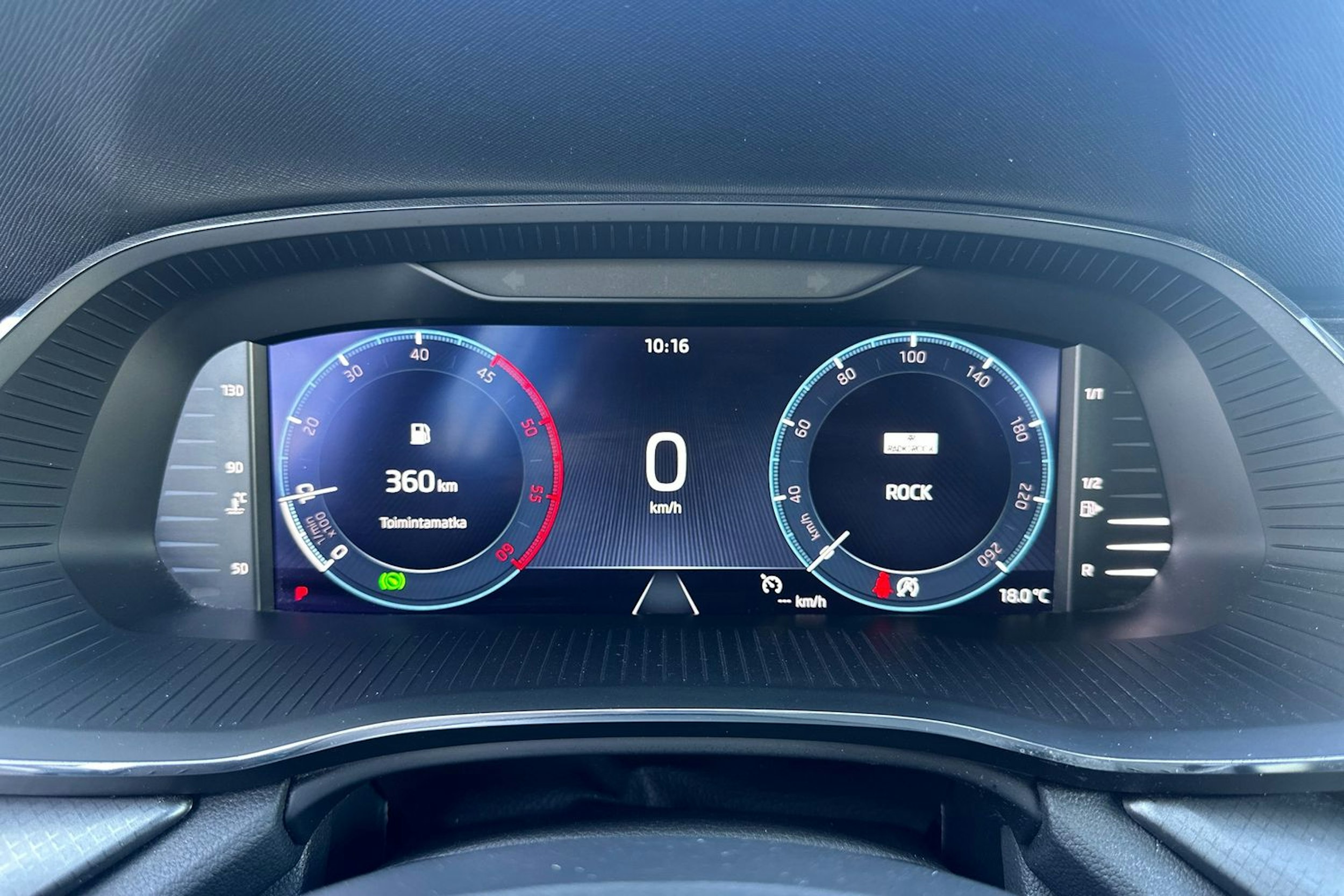 Valkoinen Skoda OCTAVIA 2021 kuva 14.