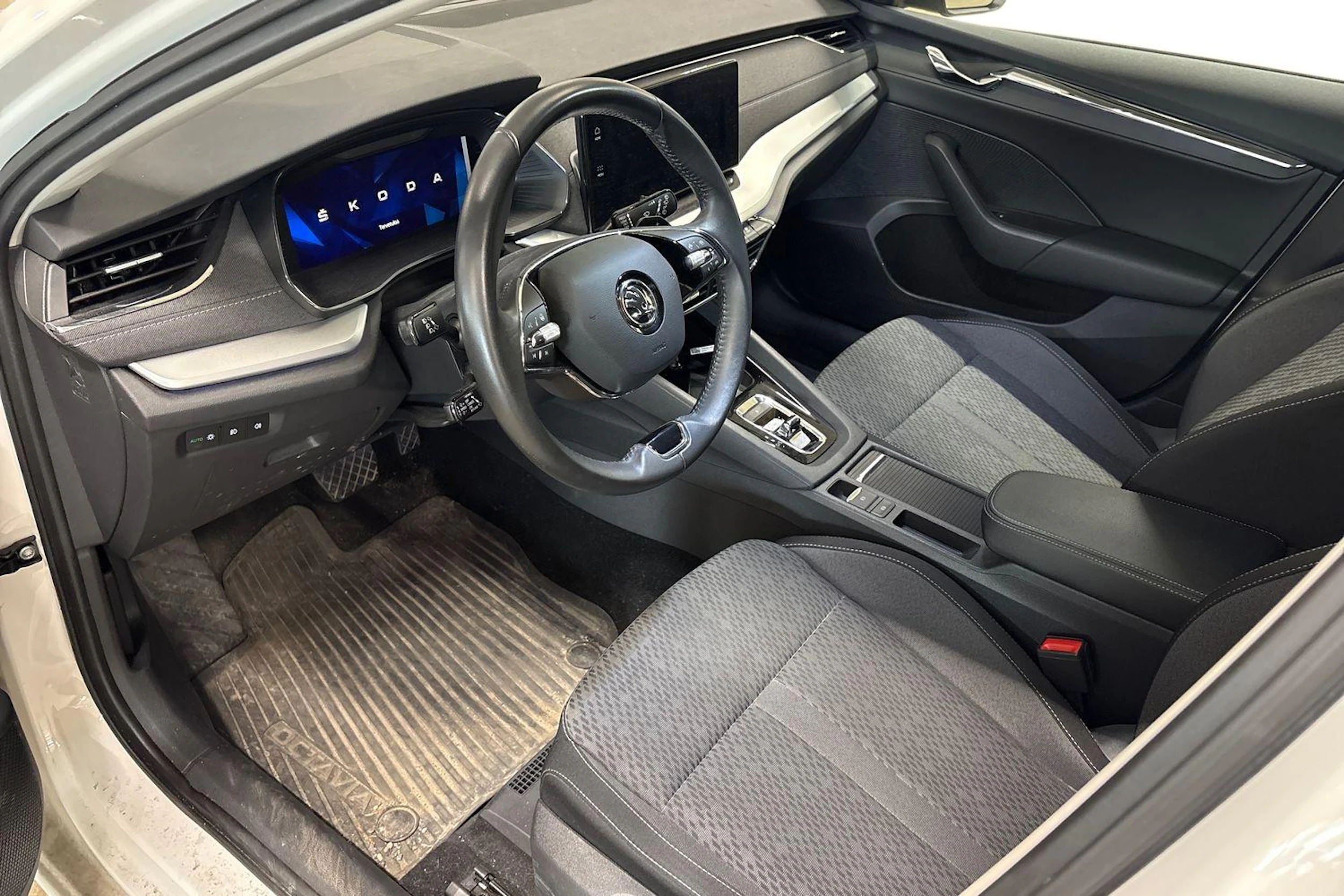 valkoinen Skoda Octavia 2021 kuva 3.