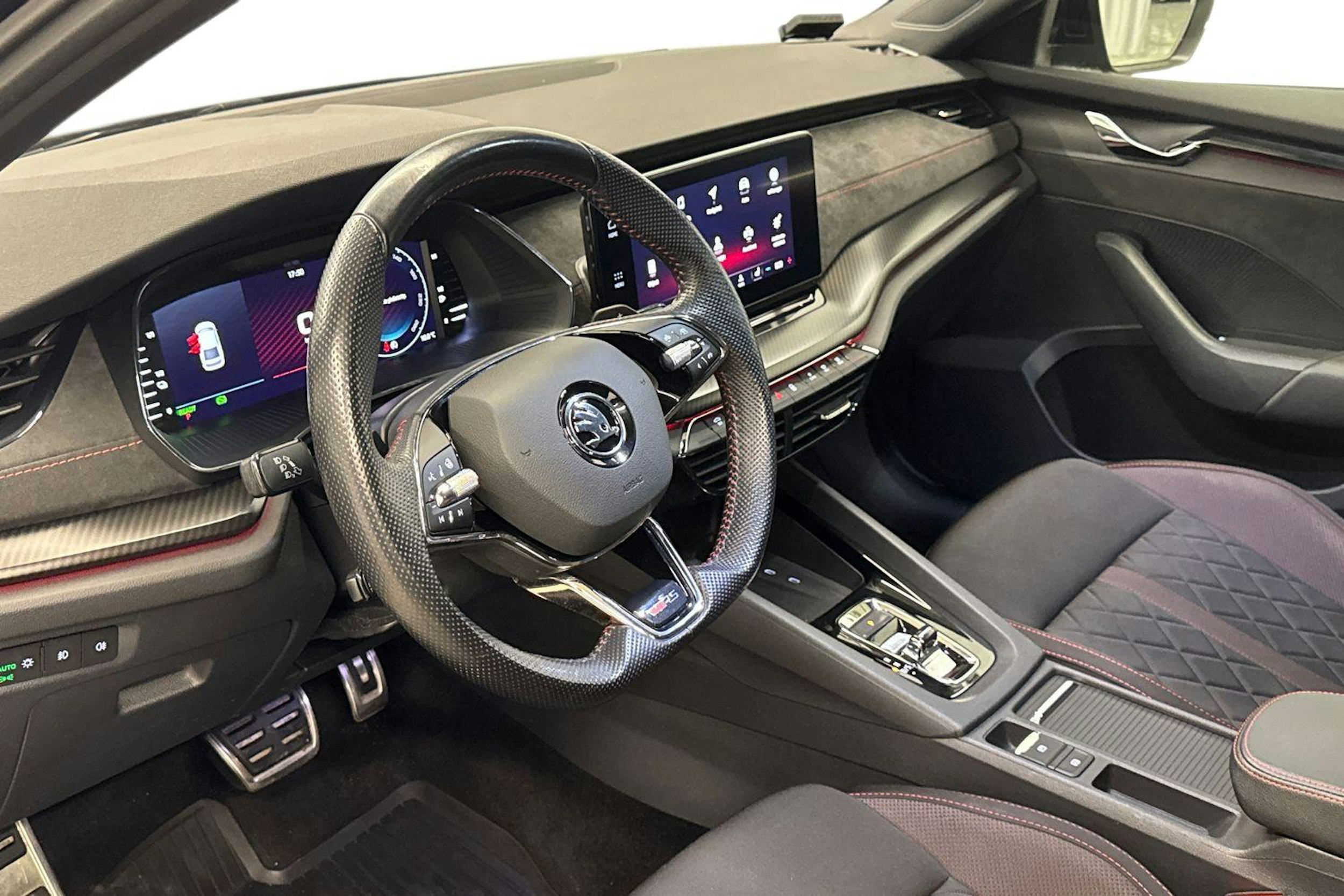 musta Skoda Octavia 2021 kuva 7.