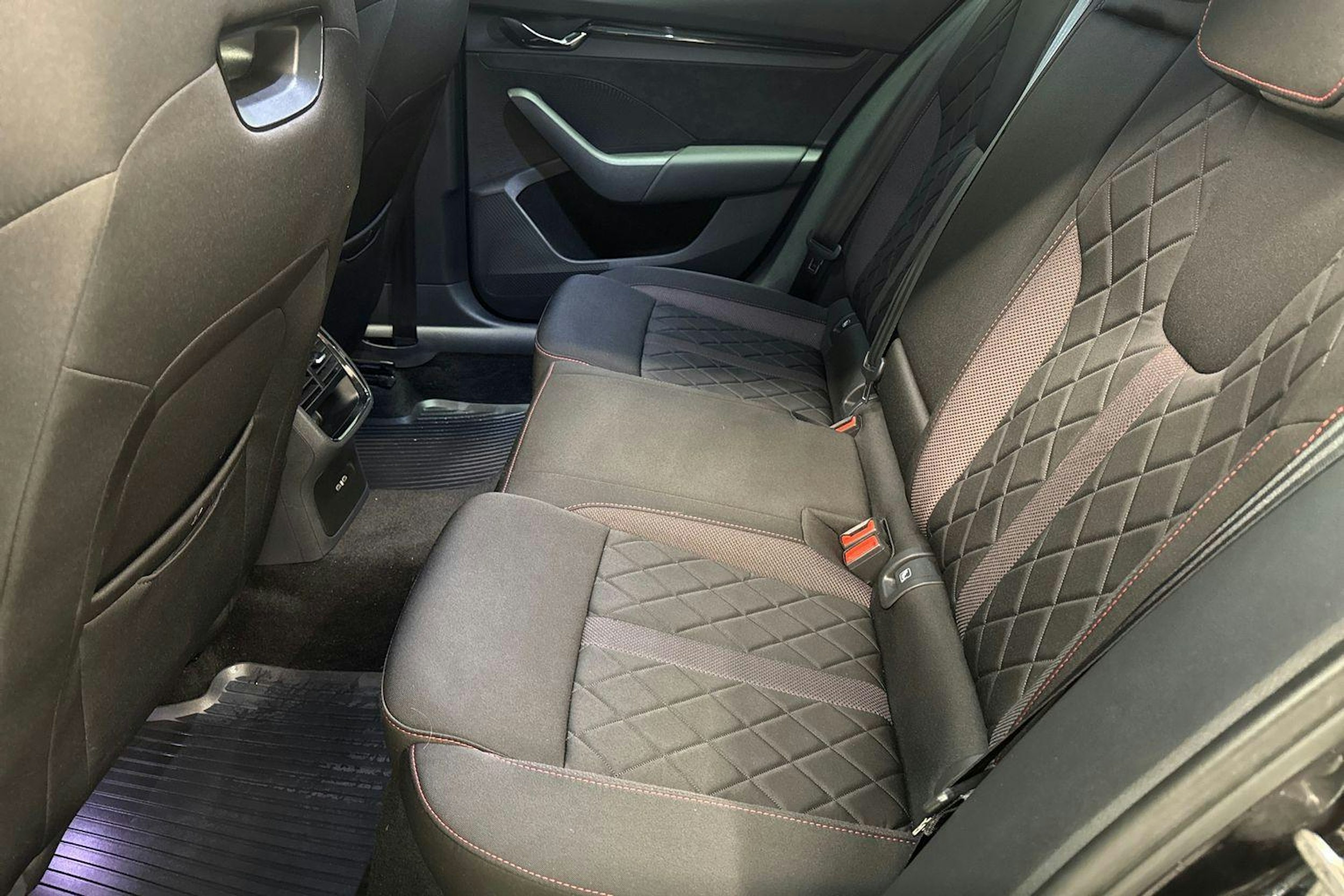 musta Skoda Octavia 2021 kuva 10.