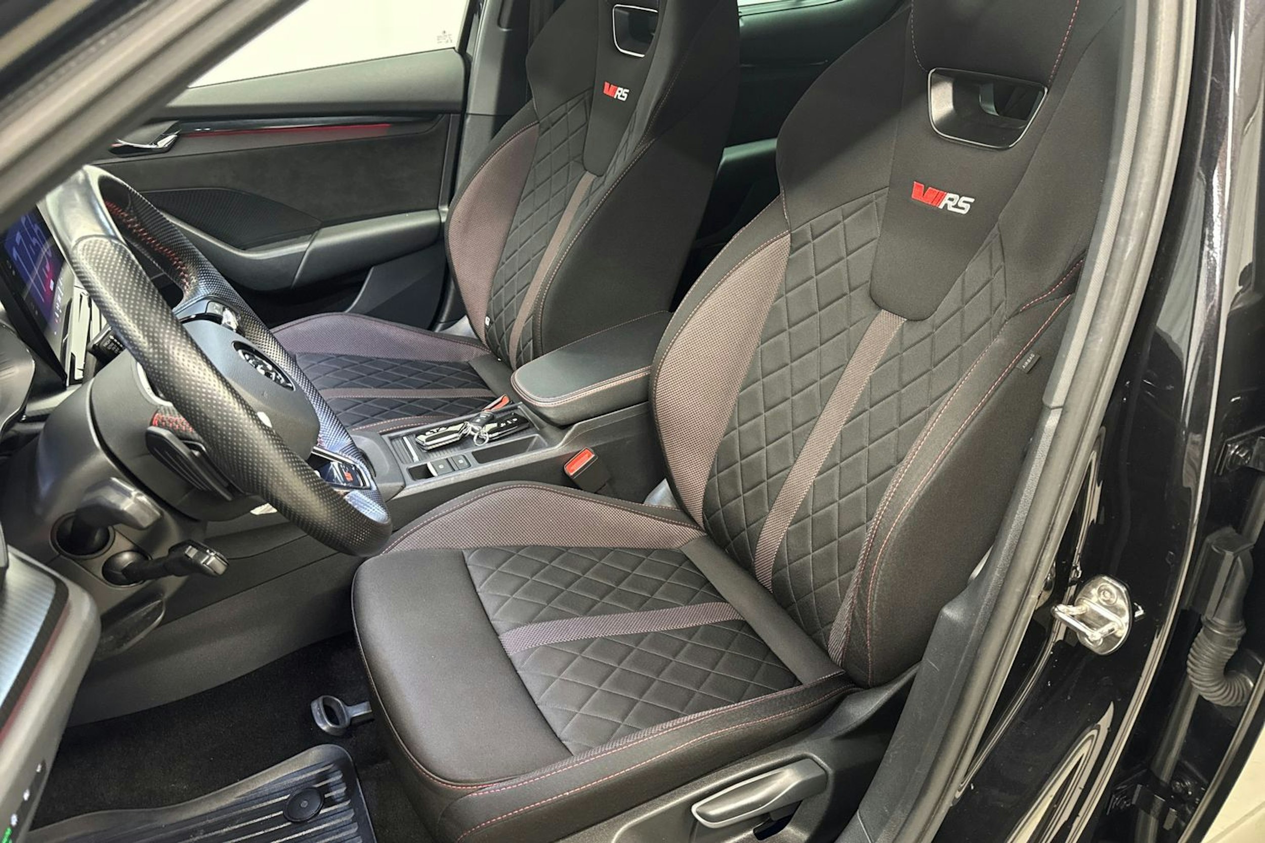 musta Skoda Octavia 2021 kuva 26.