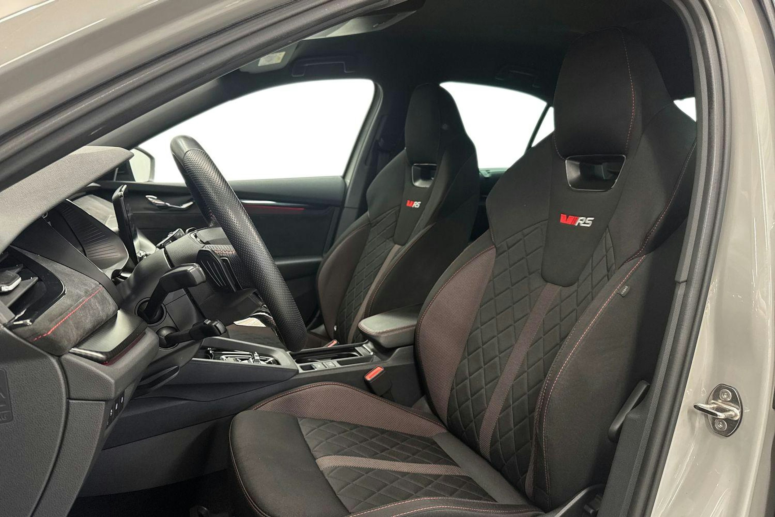 harmaa Skoda Octavia 2021 kuva 11.