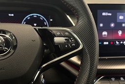 harmaa Skoda Octavia 2021 kuva 16.