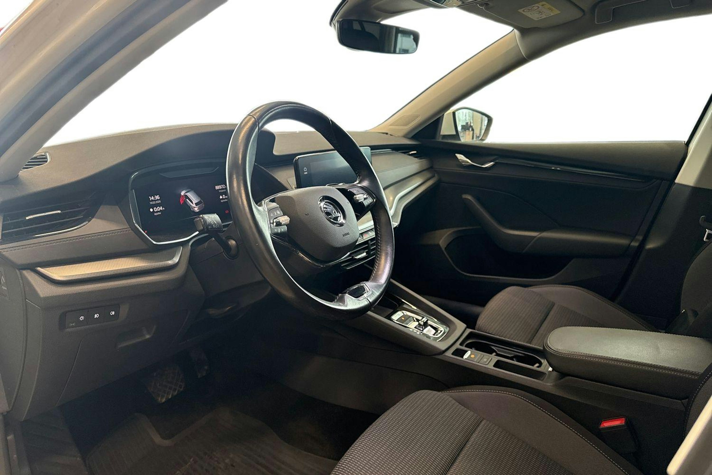 valkoinen Skoda Octavia 2021 kuva 7.