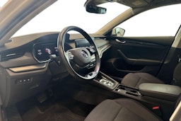 valkoinen Skoda Octavia 2021 kuva 7.