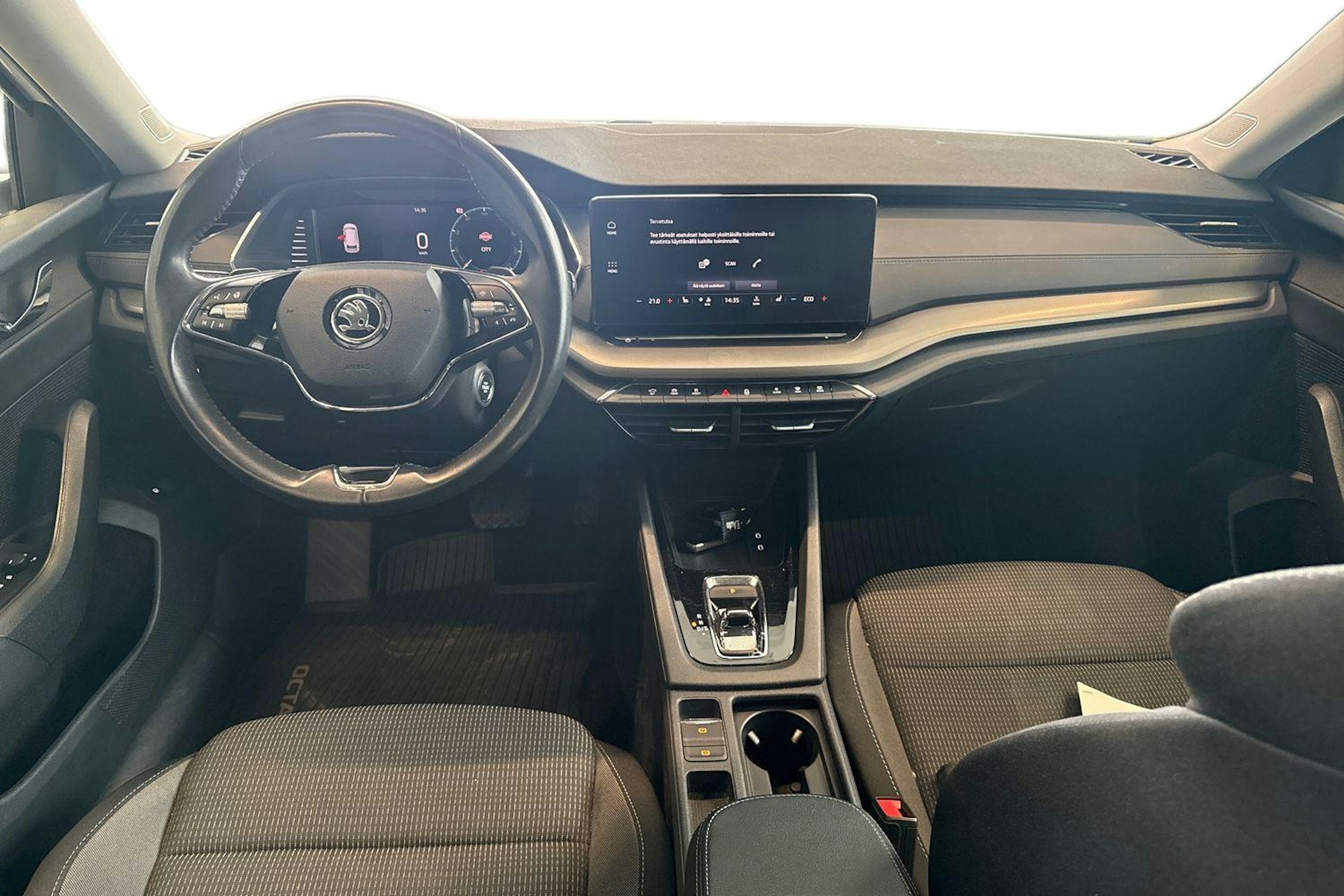 valkoinen Skoda Octavia 2021 kuva 9.