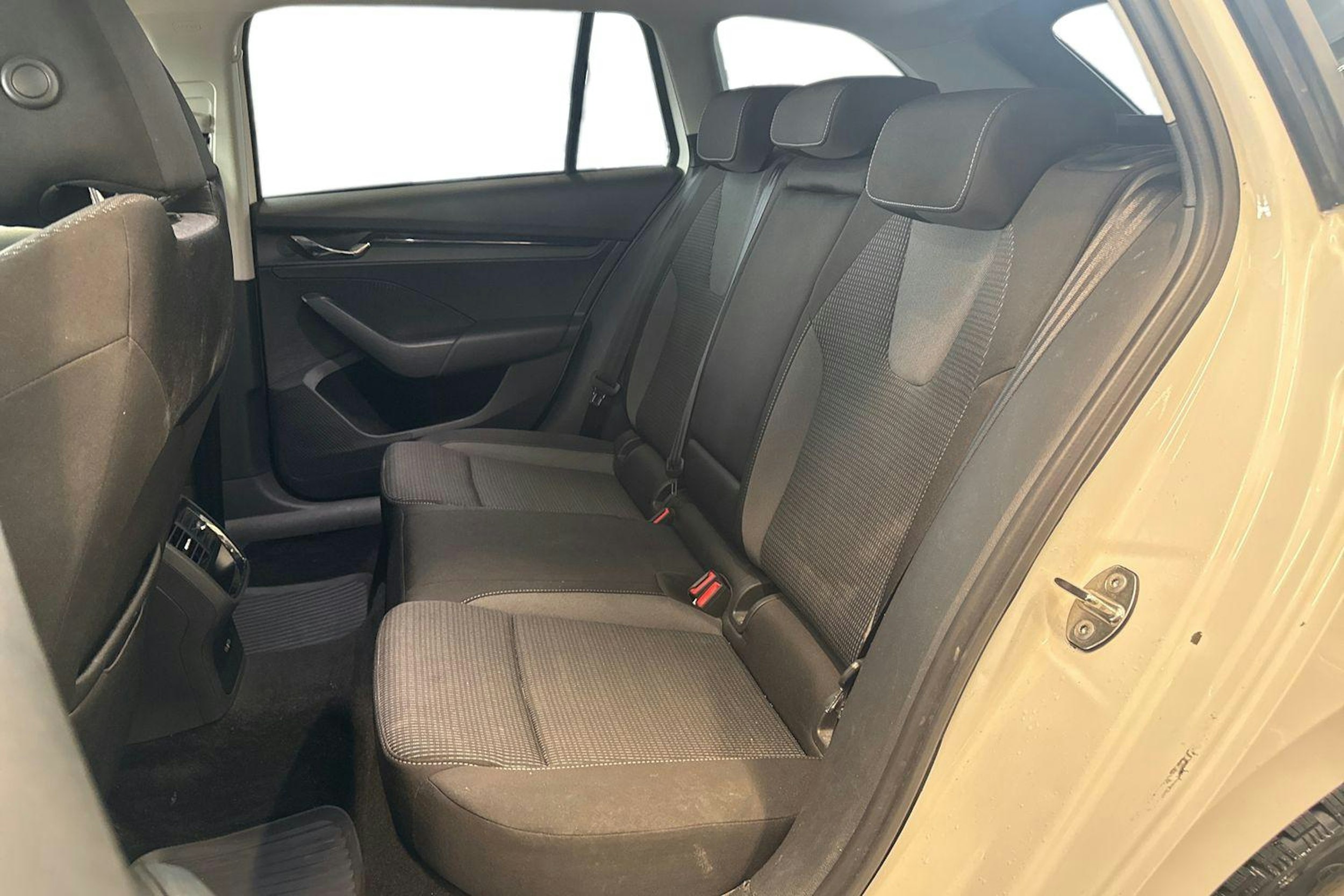 valkoinen Skoda Octavia 2021 kuva 10.