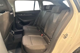 valkoinen Skoda Octavia 2021 kuva 10.