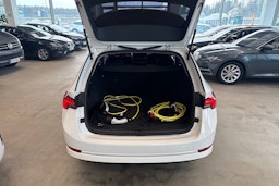 valkoinen Skoda Octavia 2021 kuva 15.