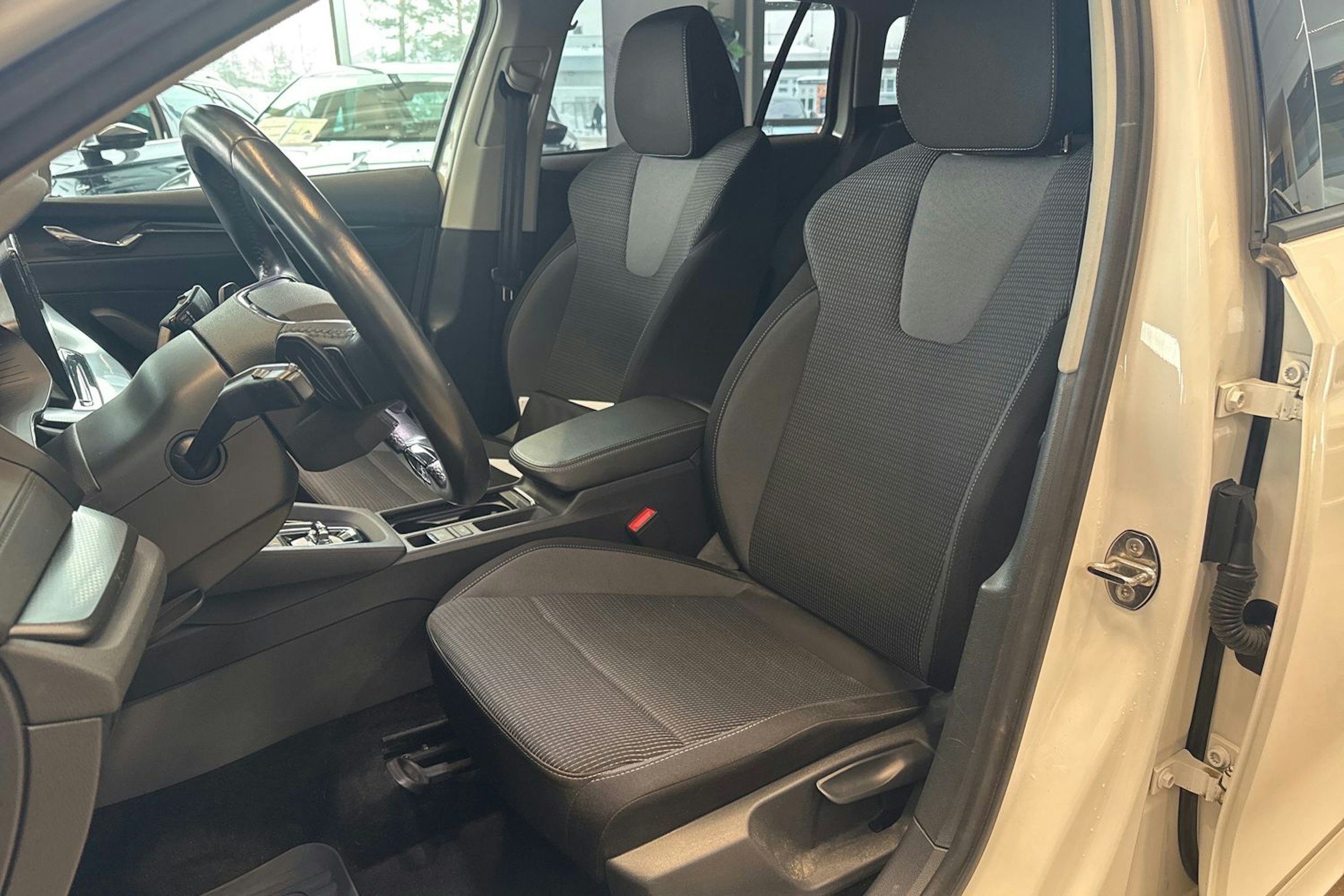 valkoinen Skoda Octavia 2021 kuva 18.