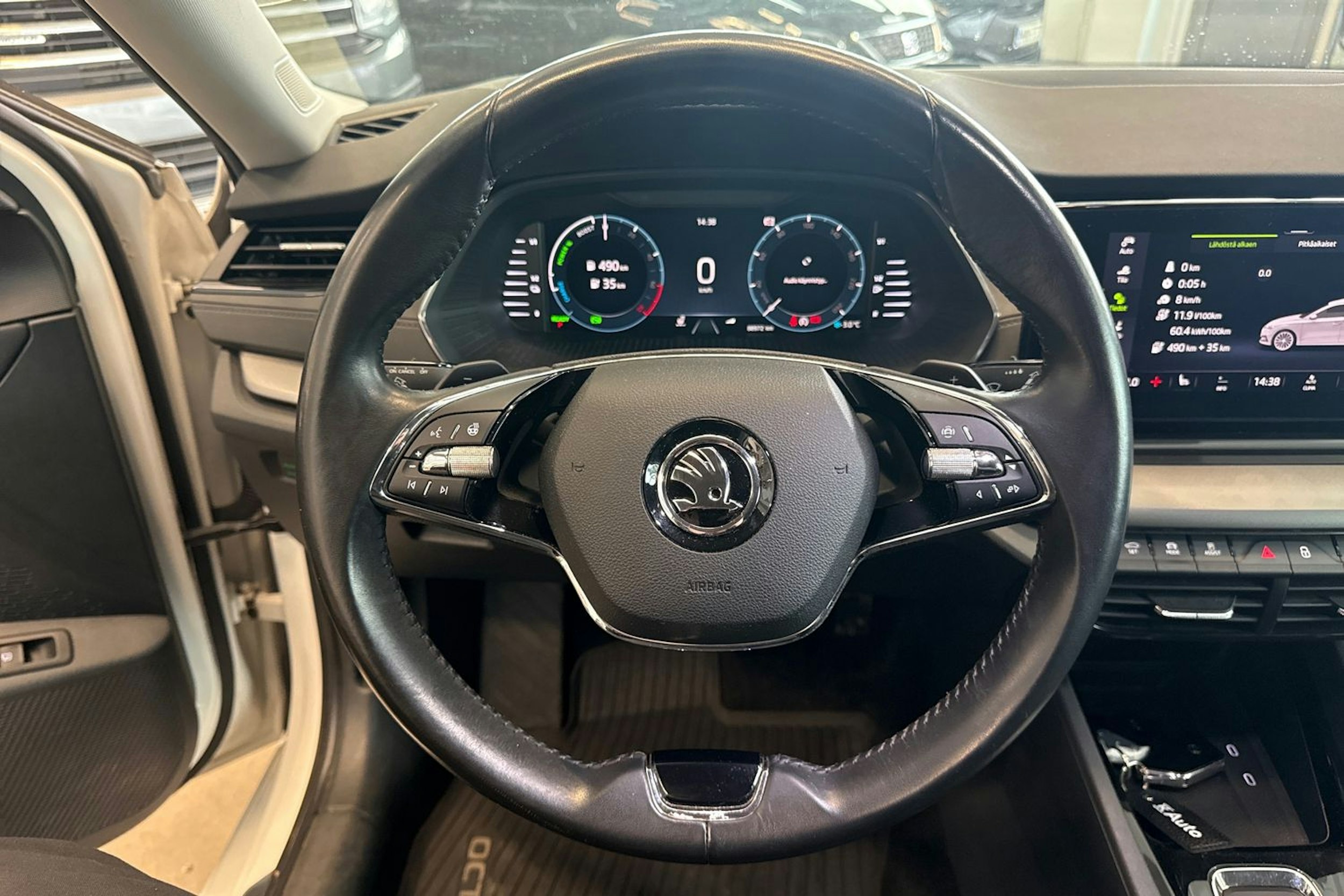 valkoinen Skoda Octavia 2021 kuva 19.