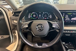 valkoinen Skoda Octavia 2021 kuva 19.