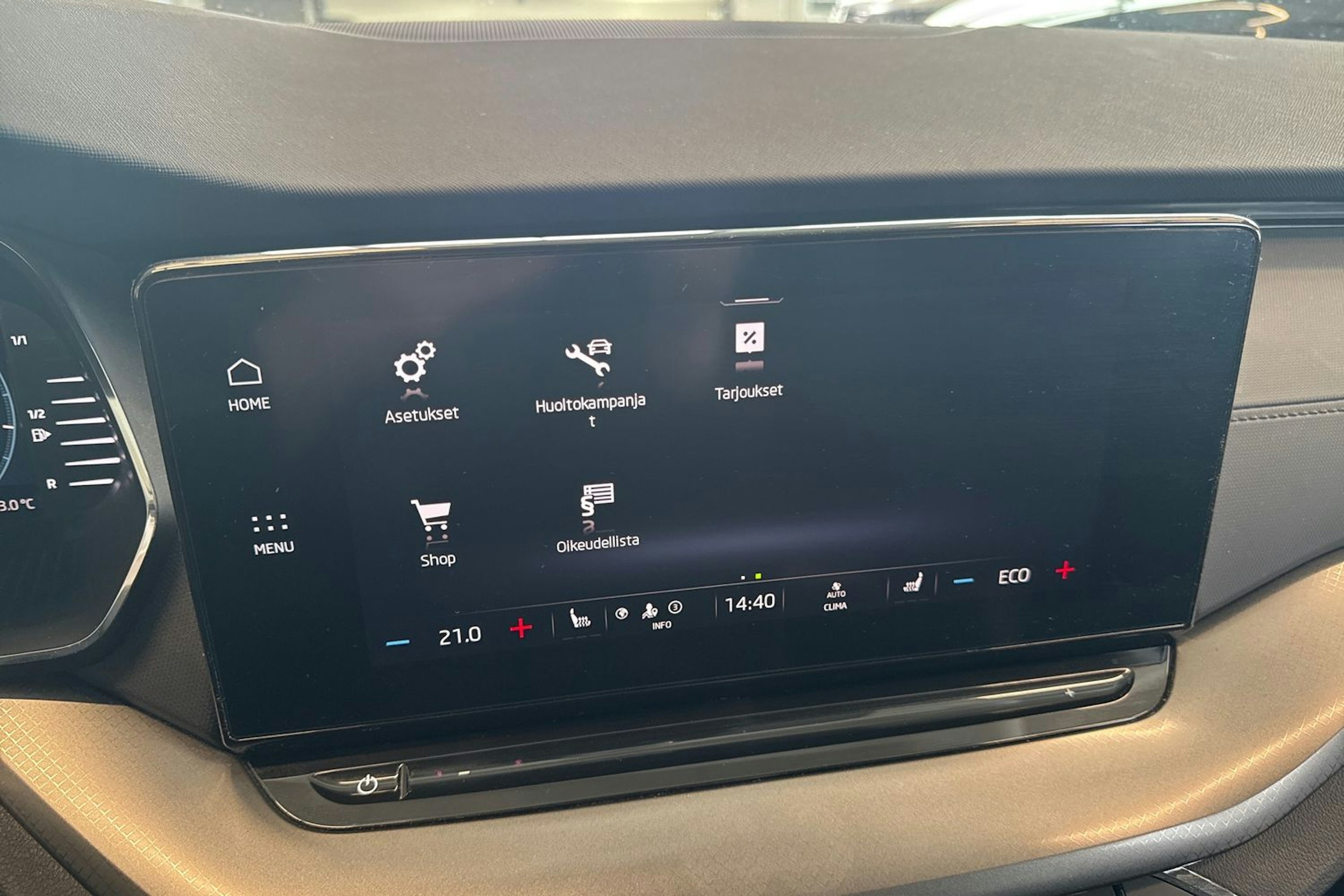 valkoinen Skoda Octavia 2021 kuva 28.