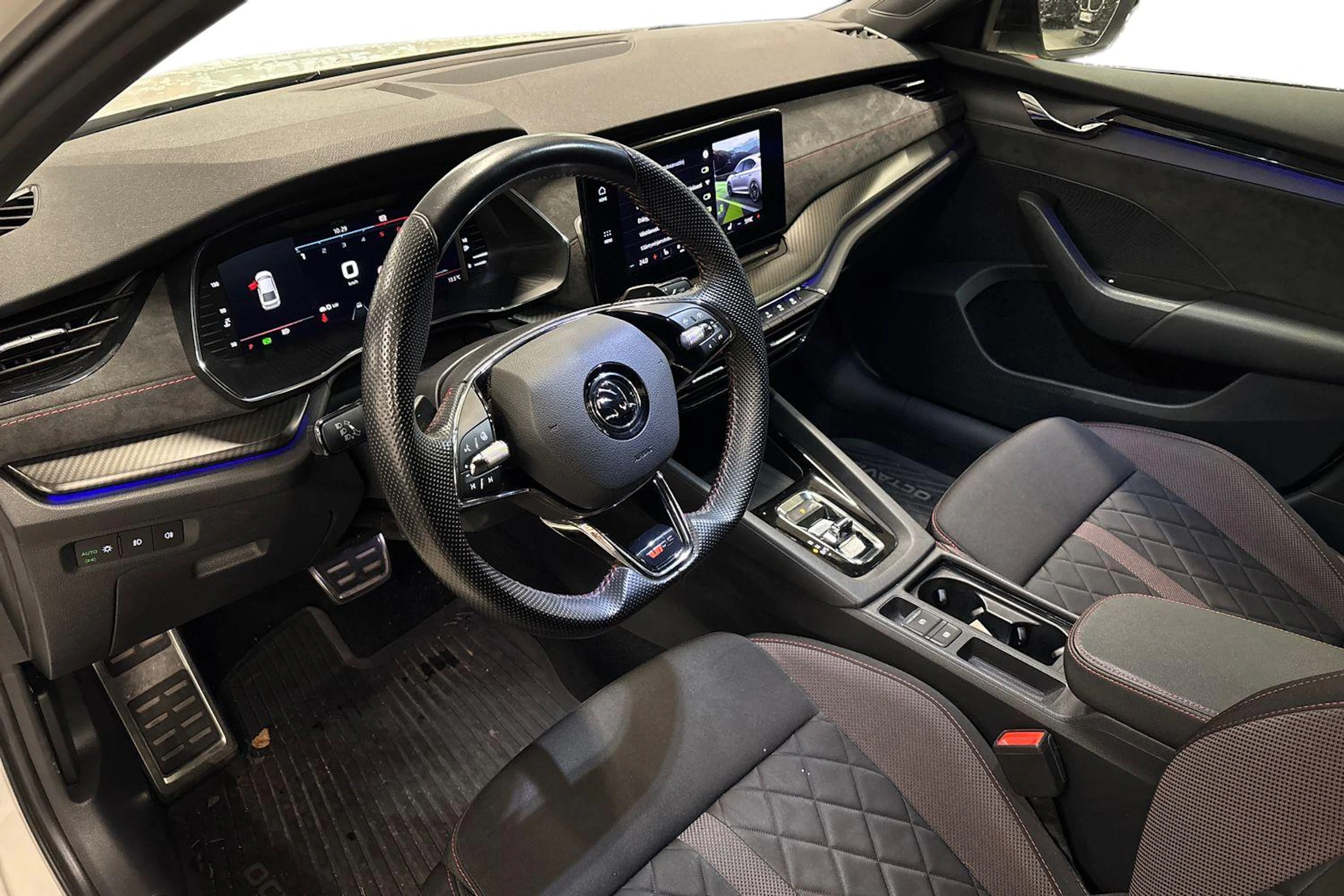 valkoinen Skoda Octavia 2021 kuva 3.