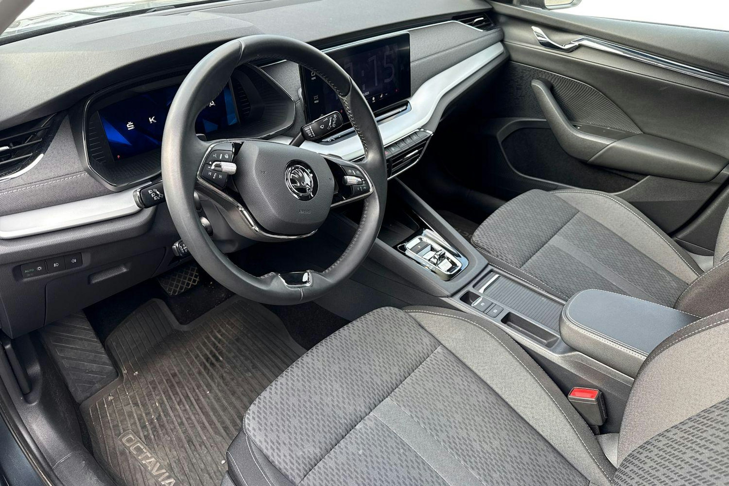 harmaa Skoda Octavia 2021 kuva 3.