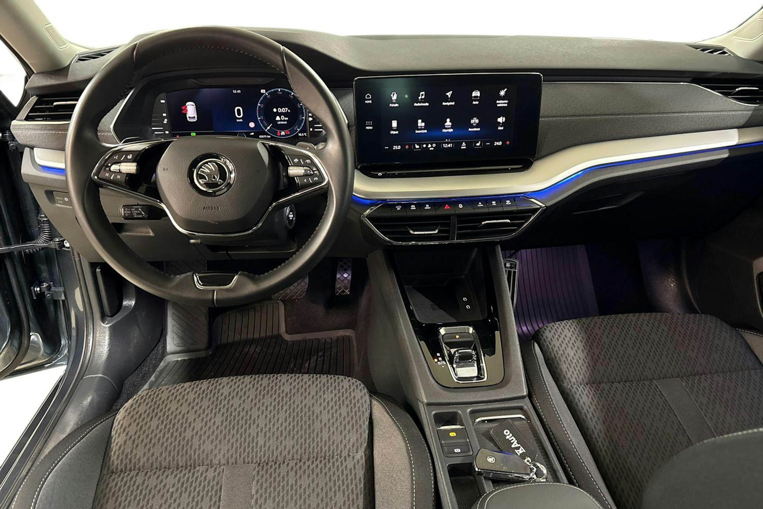 harmaa Skoda Octavia 2021 kuva 9.