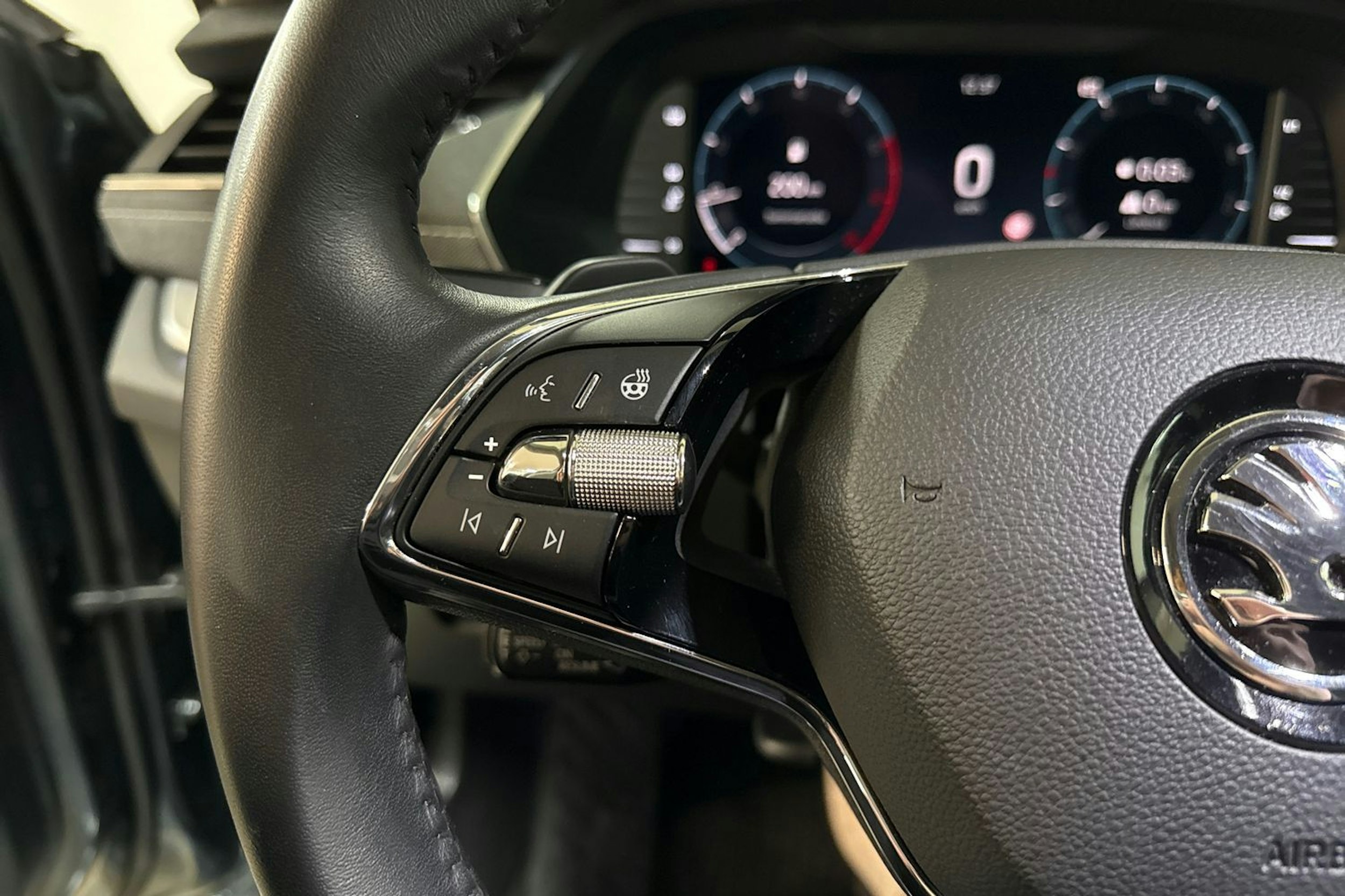 harmaa Skoda Octavia 2021 kuva 18.
