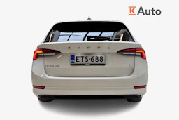 valkoinen Skoda Octavia 2021 kuva 3.