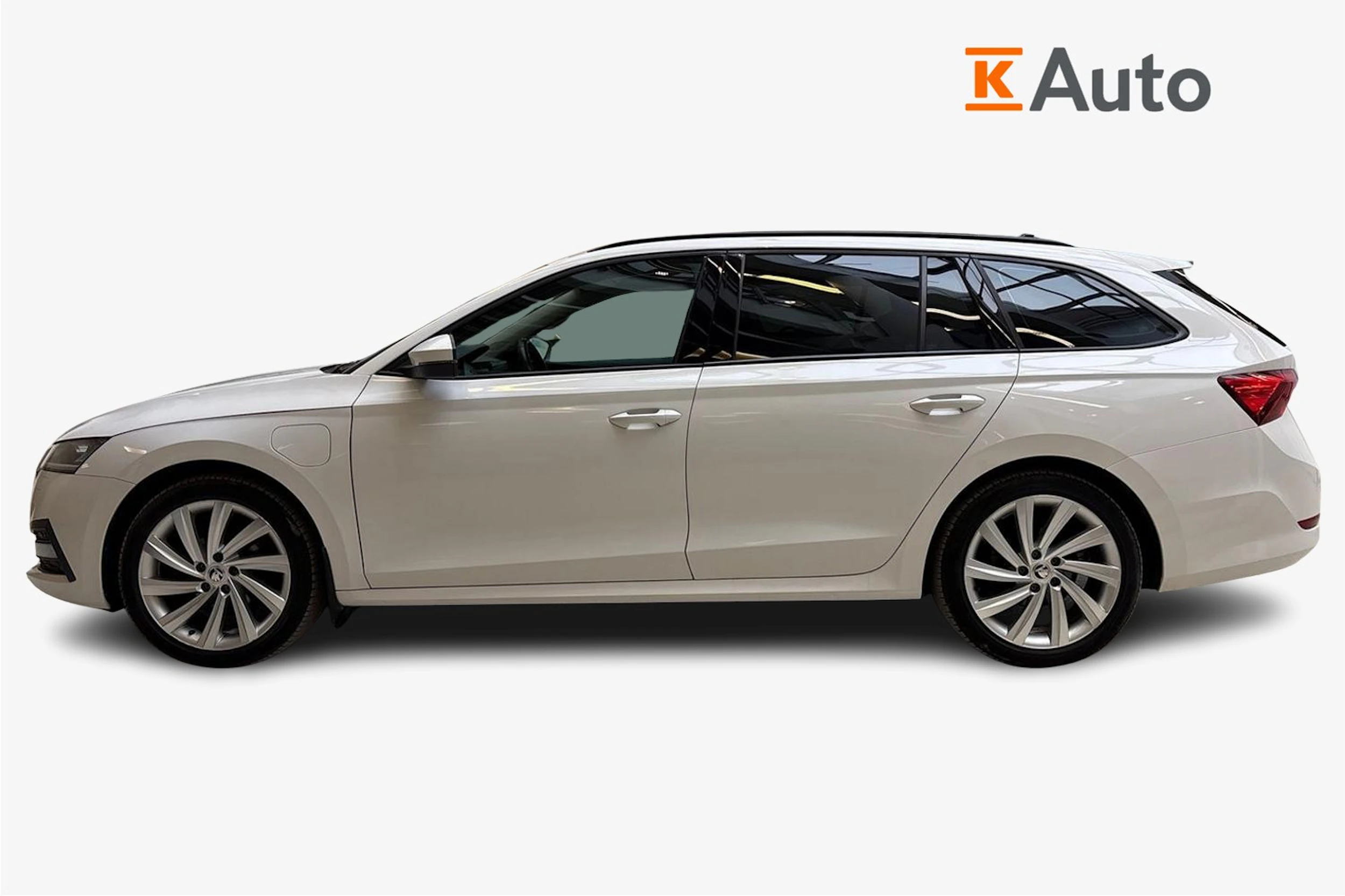 valkoinen Skoda Octavia 2021 kuva 5.