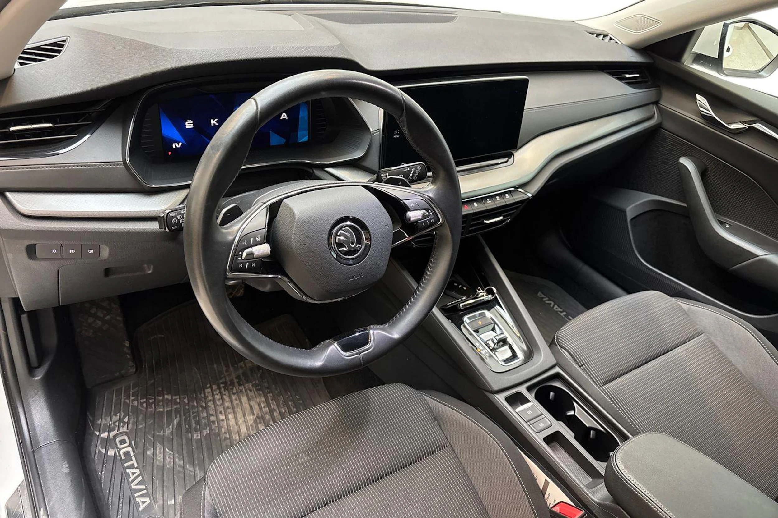 valkoinen Skoda Octavia 2021 kuva 6.