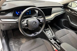 valkoinen Skoda Octavia 2021 kuva 6.