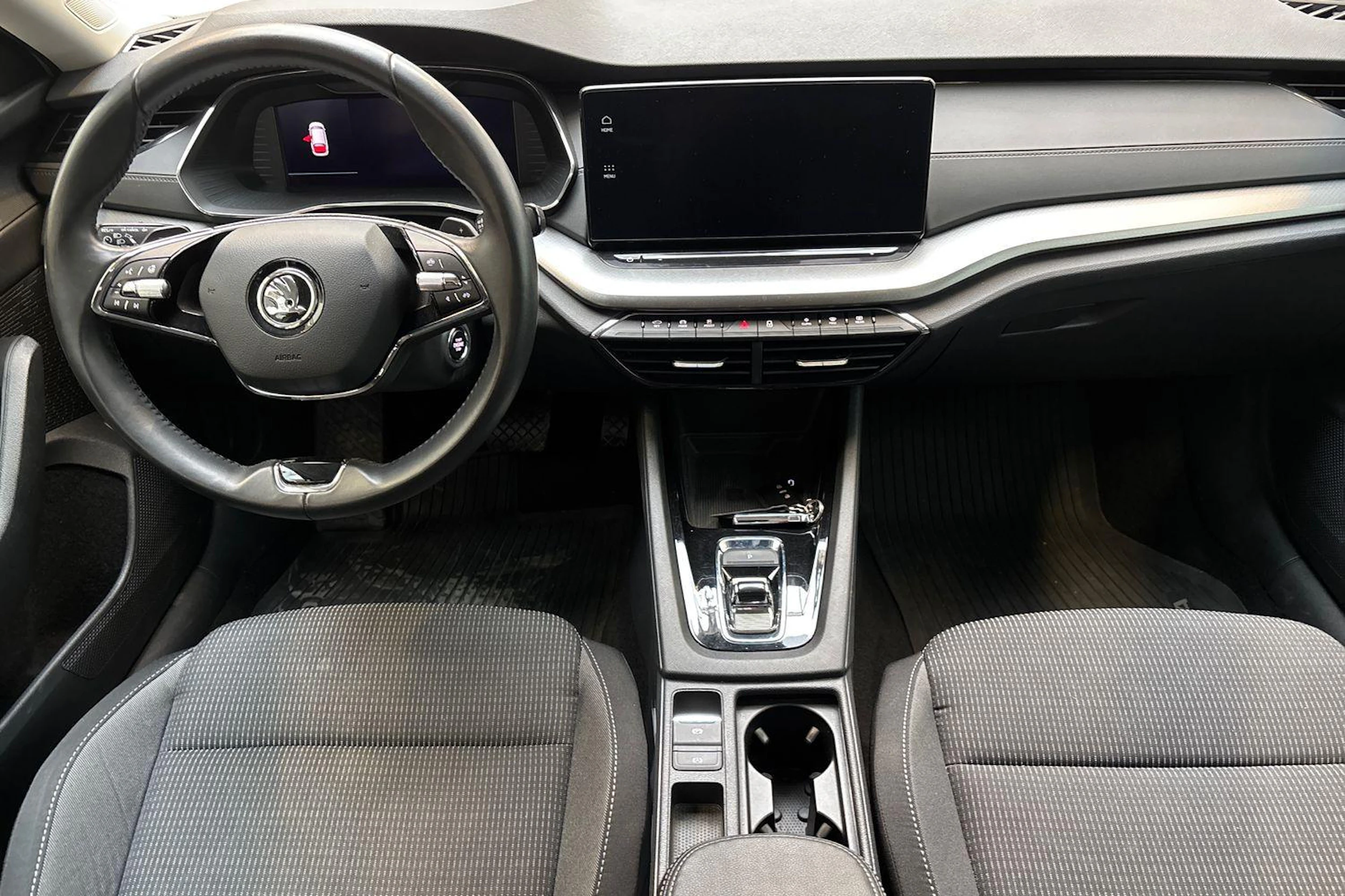 valkoinen Skoda Octavia 2021 kuva 7.