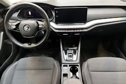 valkoinen Skoda Octavia 2021 kuva 7.