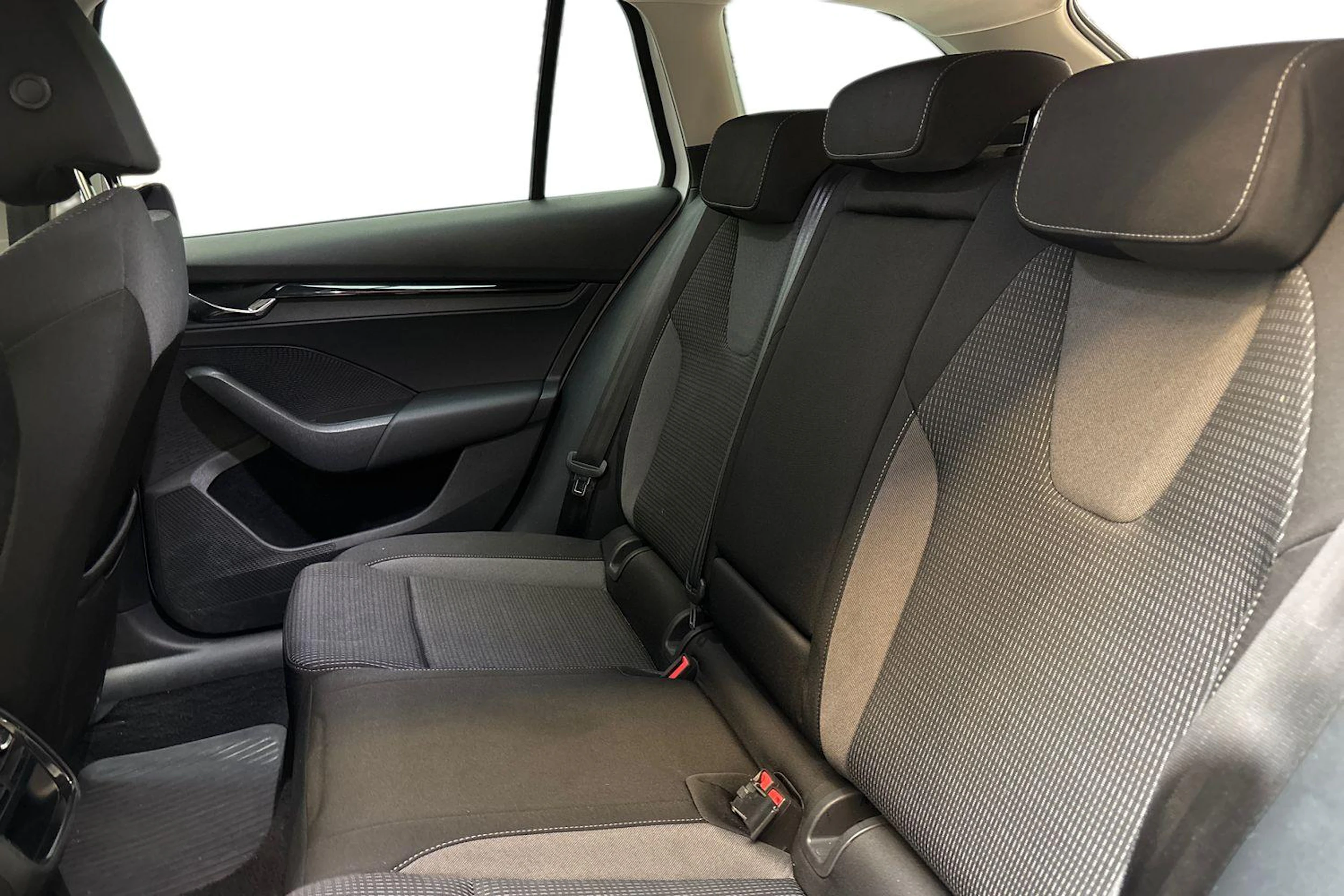 valkoinen Skoda Octavia 2021 kuva 8.