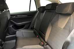 valkoinen Skoda Octavia 2021 kuva 8.