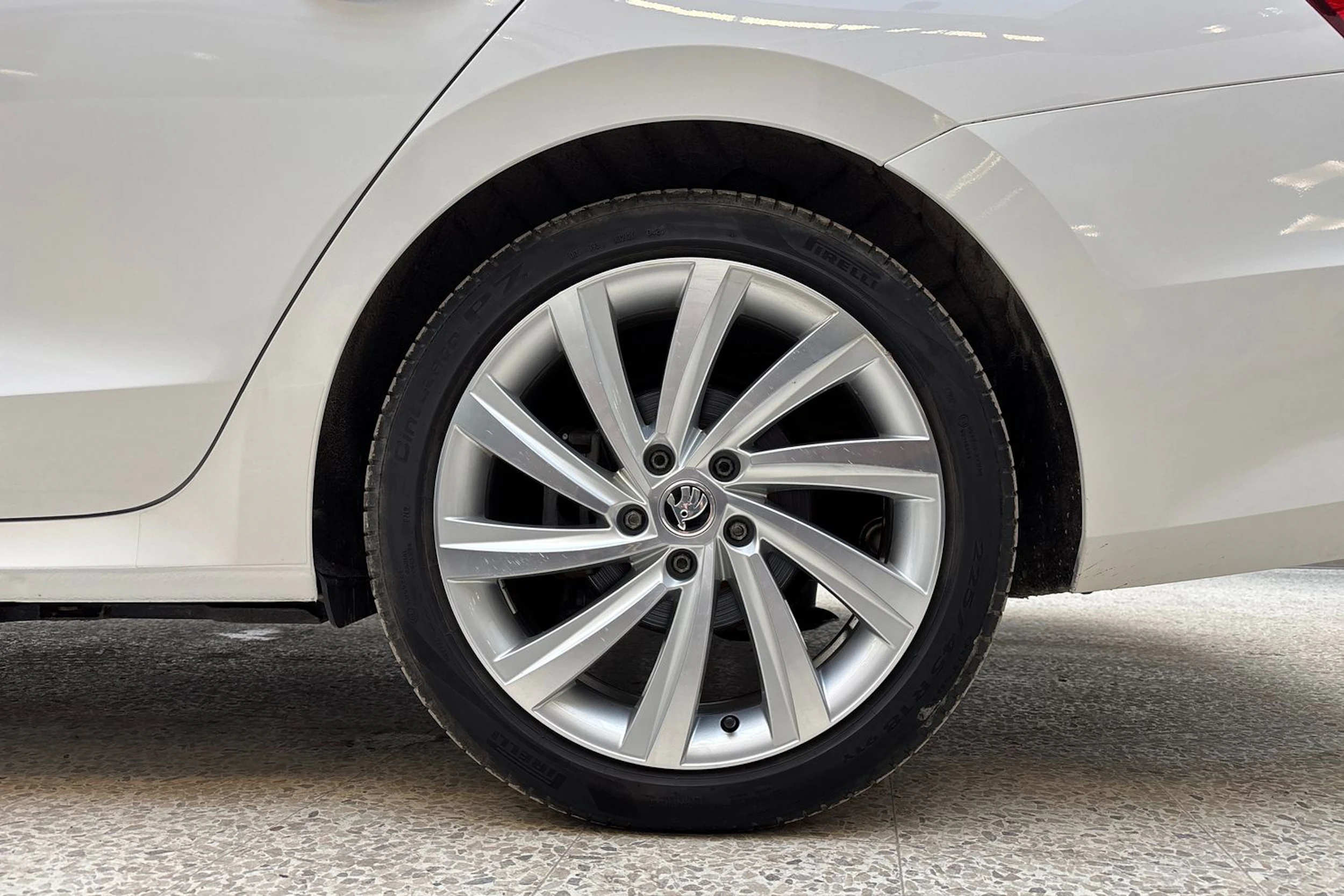 valkoinen Skoda Octavia 2021 kuva 10.