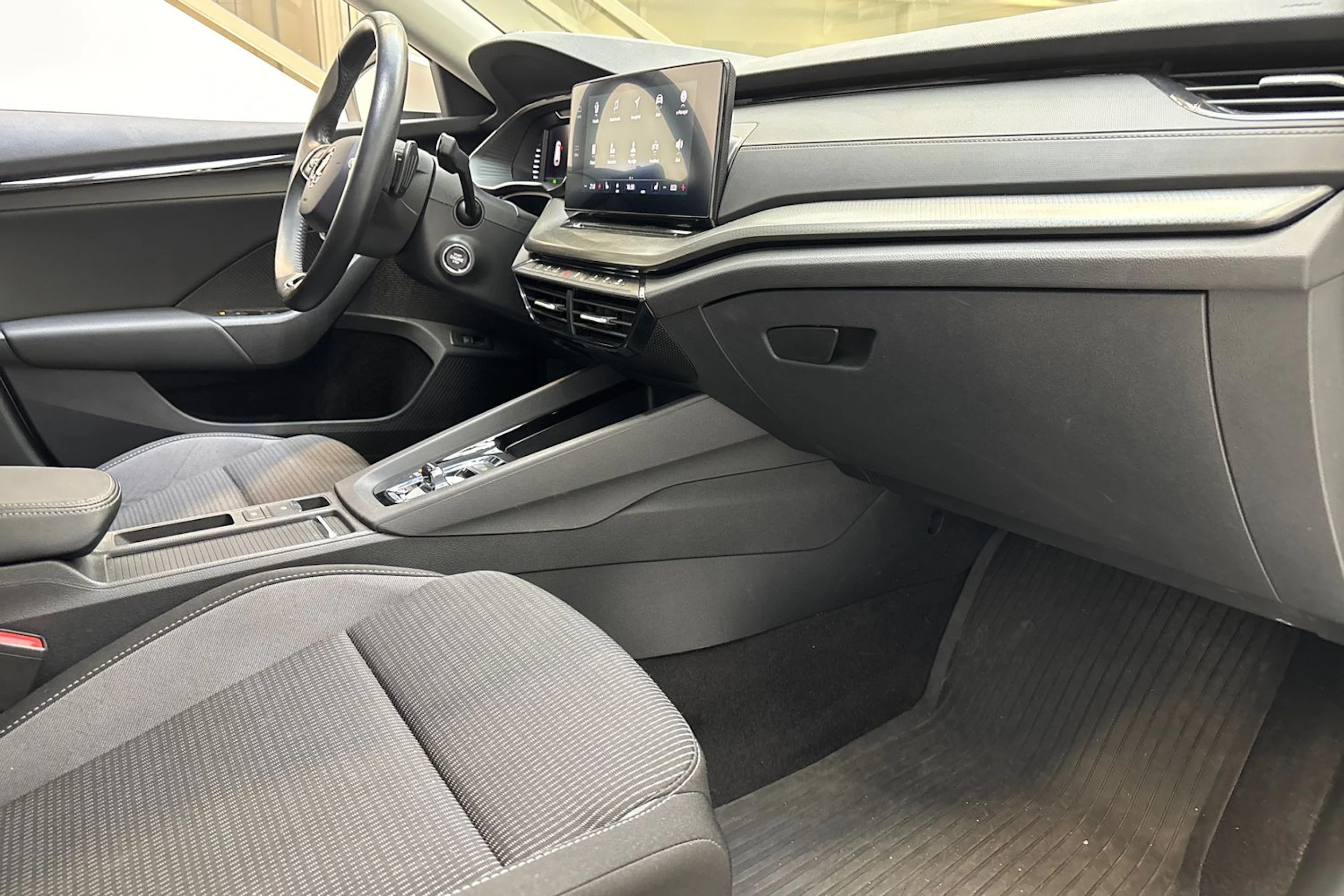 valkoinen Skoda Octavia 2021 kuva 23.