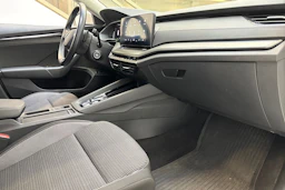 valkoinen Skoda Octavia 2021 kuva 23.