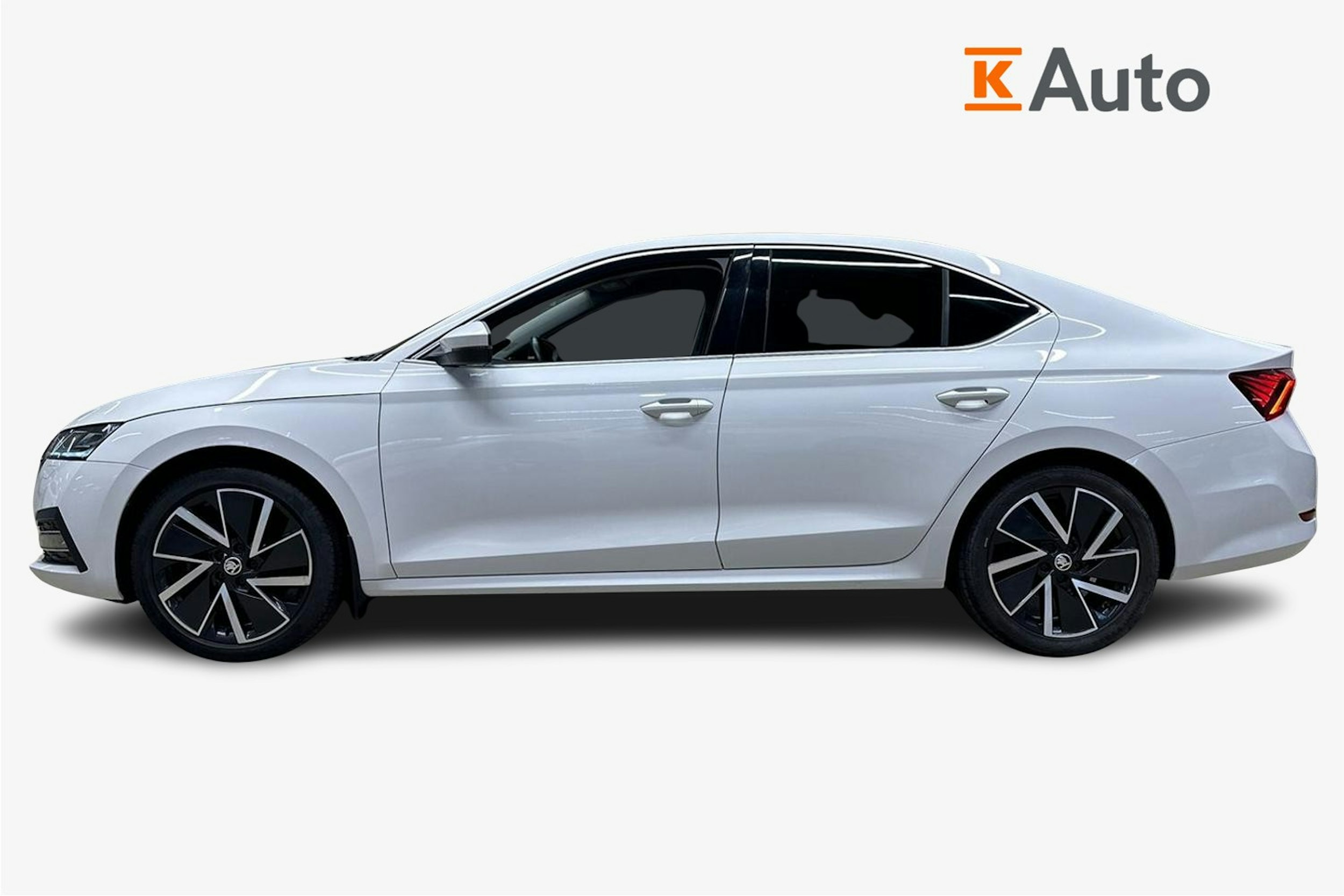 valkoinen Skoda Octavia 2021 kuva 6.