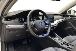 valkoinen Skoda Octavia 2021 kuva 7.