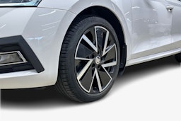 valkoinen Skoda Octavia 2021 kuva 11.