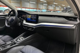 valkoinen Skoda Octavia 2021 kuva 14.