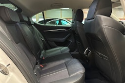 valkoinen Skoda Octavia 2021 kuva 16.