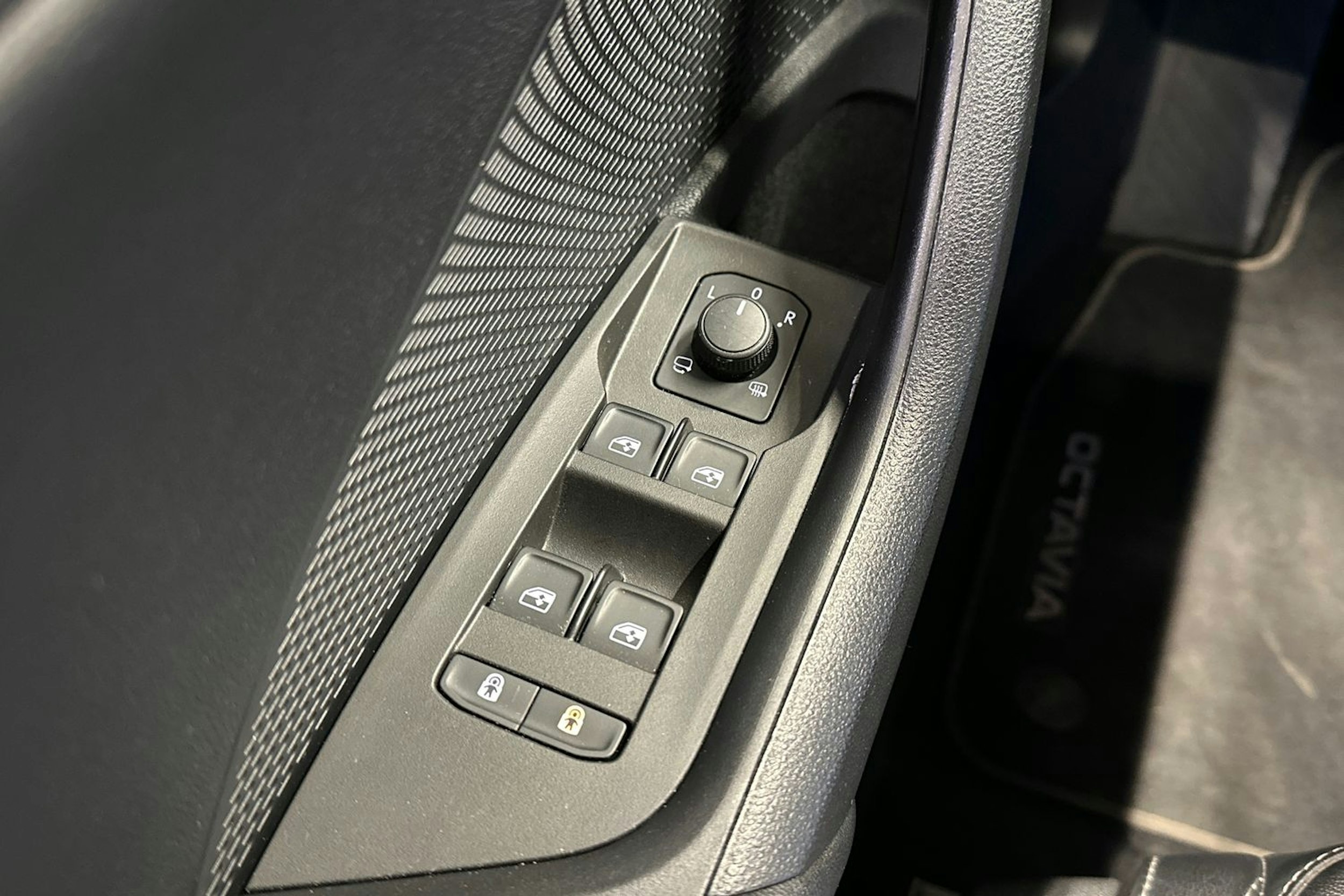 valkoinen Skoda Octavia 2021 kuva 31.