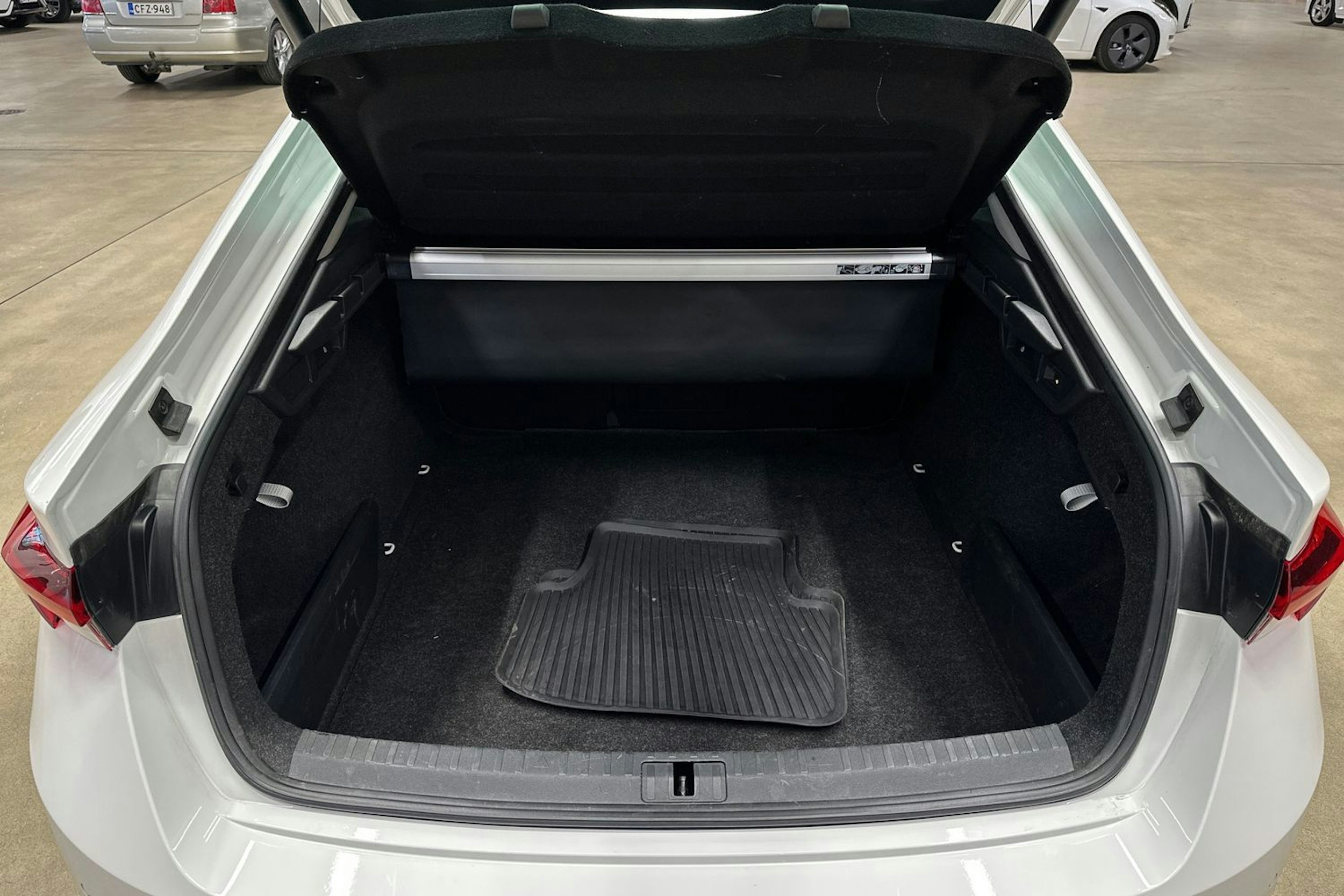 valkoinen Skoda Octavia 2021 kuva 32.