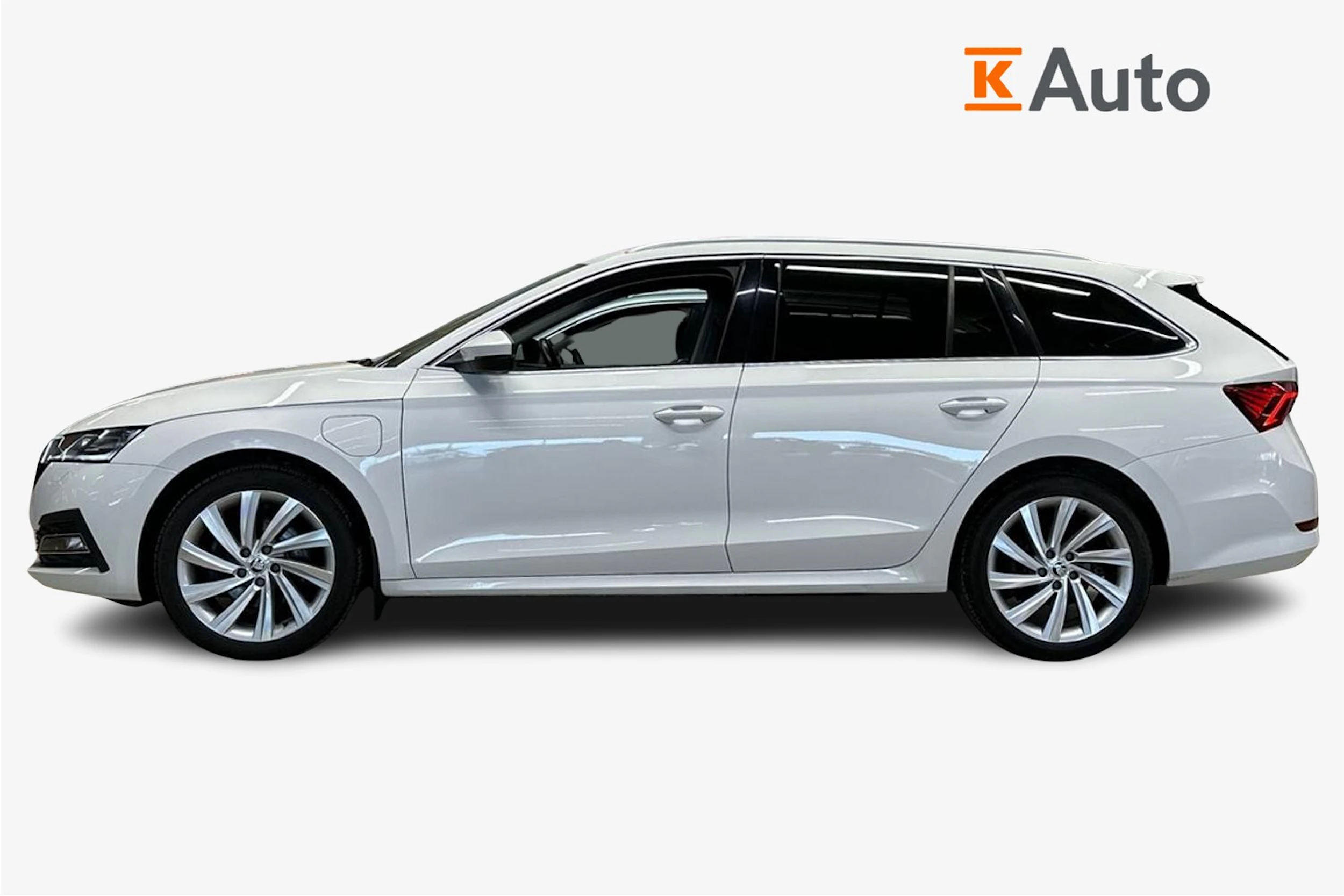 valkoinen Skoda Octavia 2021 kuva 7.