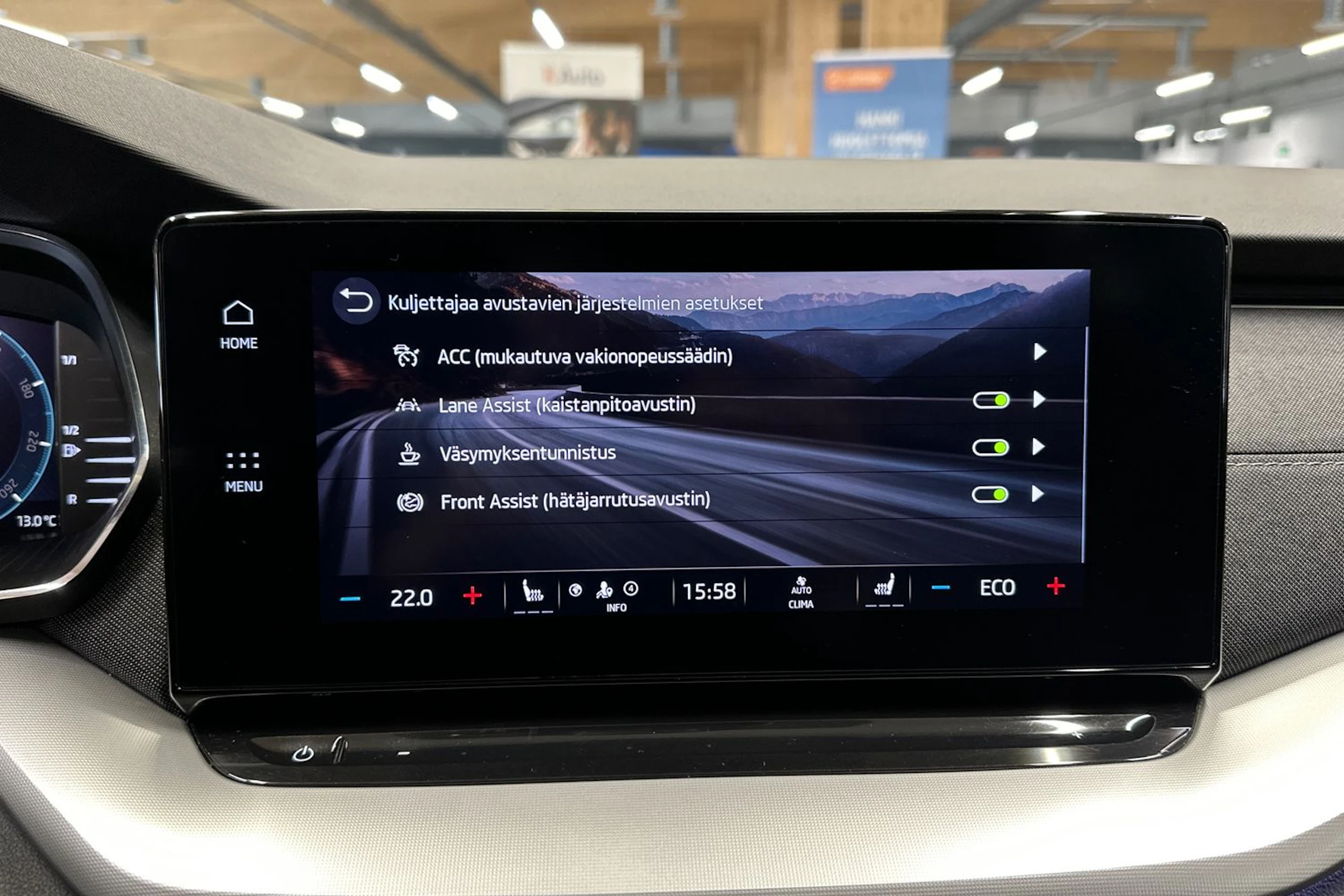 valkoinen Skoda Octavia 2021 kuva 18.
