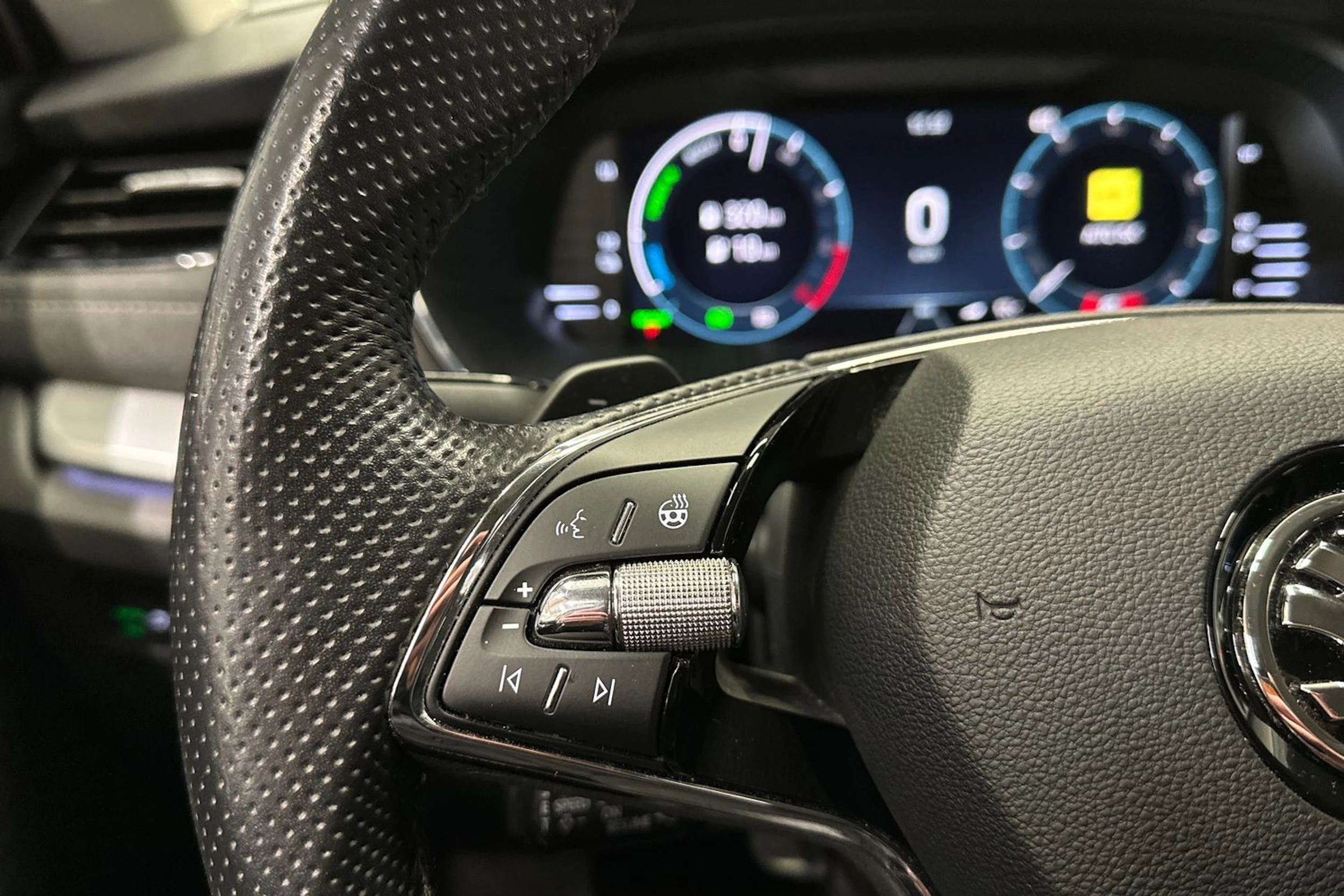 valkoinen Skoda Octavia 2021 kuva 23.